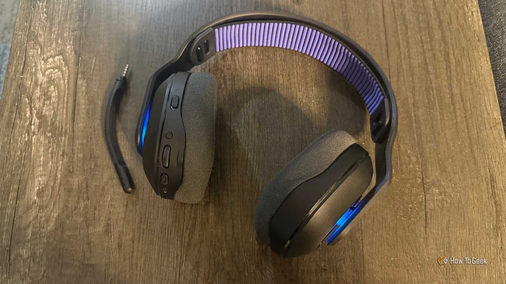 The back and controls of the Logitech G522 Lightspeed gaming headset with the unplugged microphone.