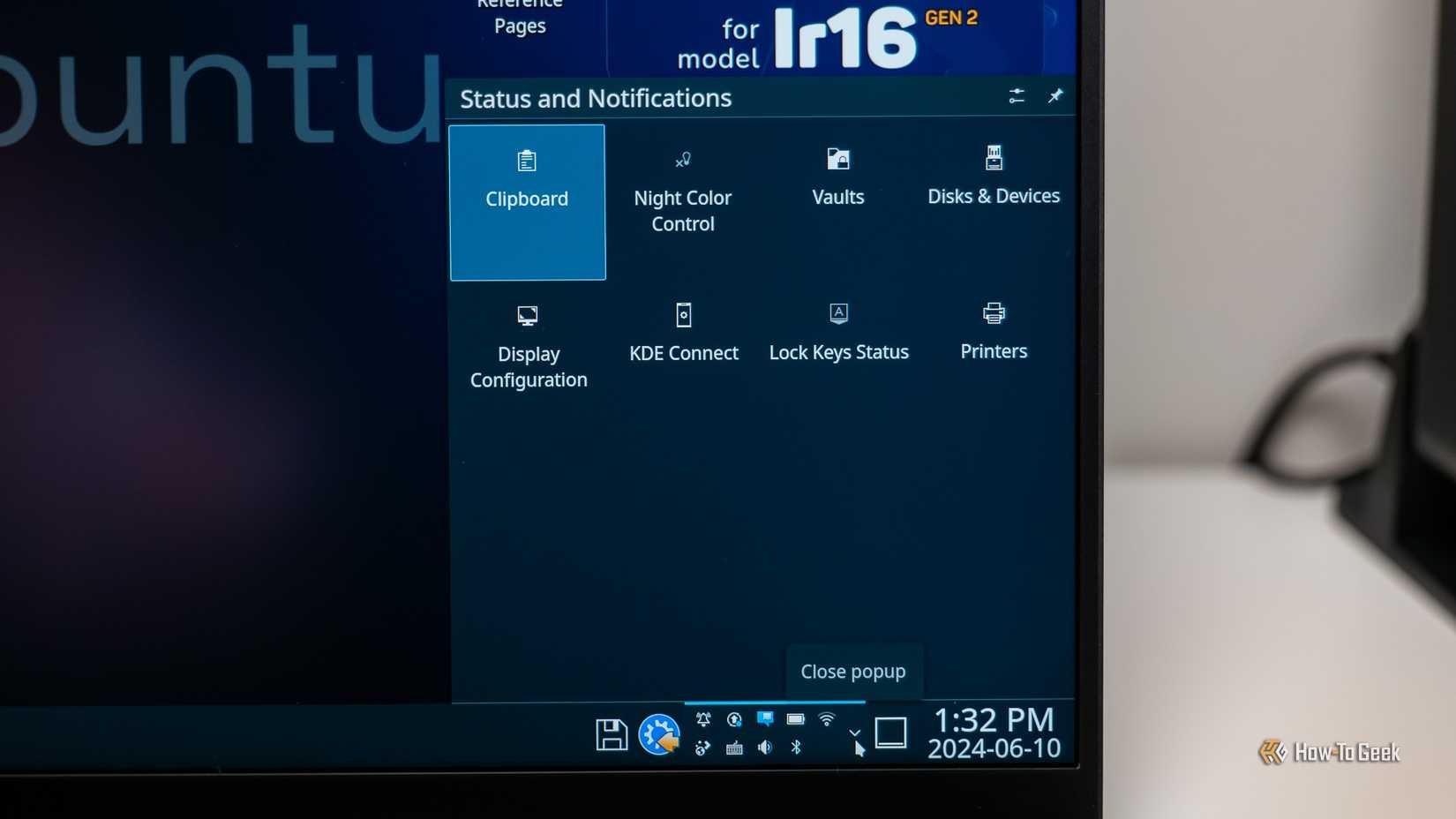 Bandeja de tarefas do KDE Plasma em um laptop Kubuntu Focus Ir16.
