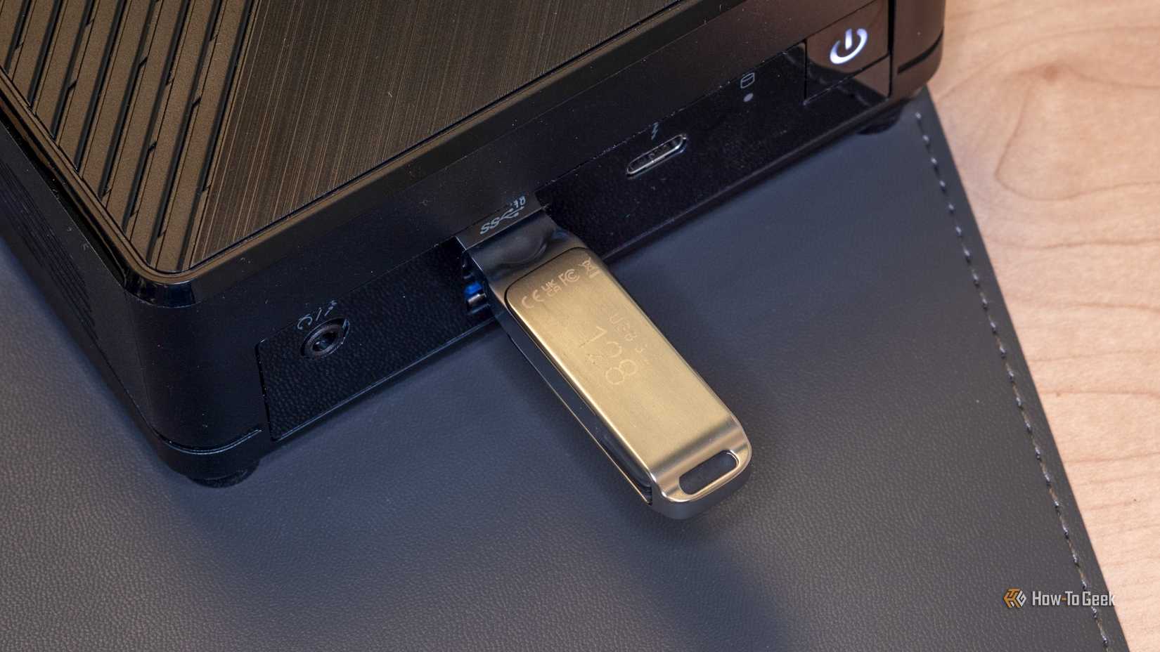 PNY DUO LINK iOS Dual Flash Drive in a computer port.