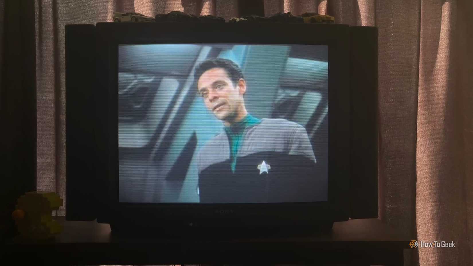 Star Trek Deep Space 9 em uma TV CRT