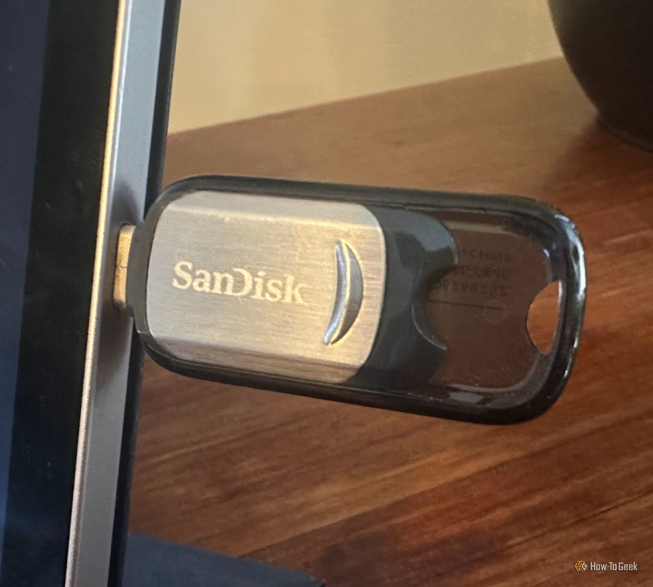 Компактная USB-флешка с фильмами и сериалами