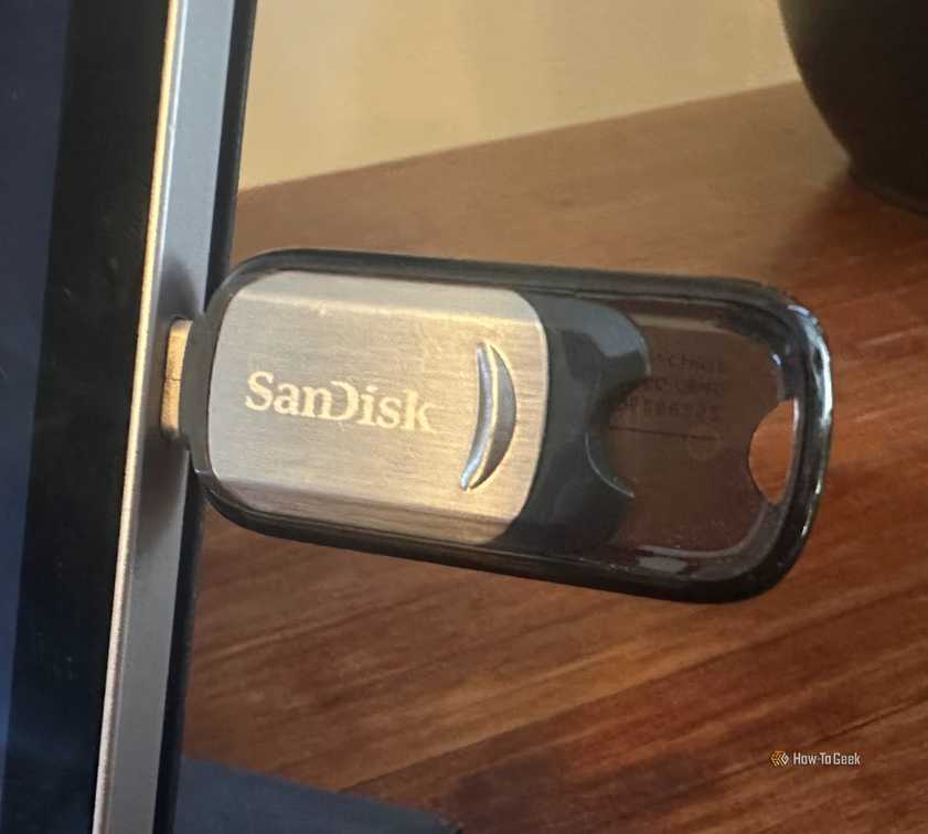 Запасной USB-накопитель с медиафайлами Компактная USB-флешка с фильмами и сериалами