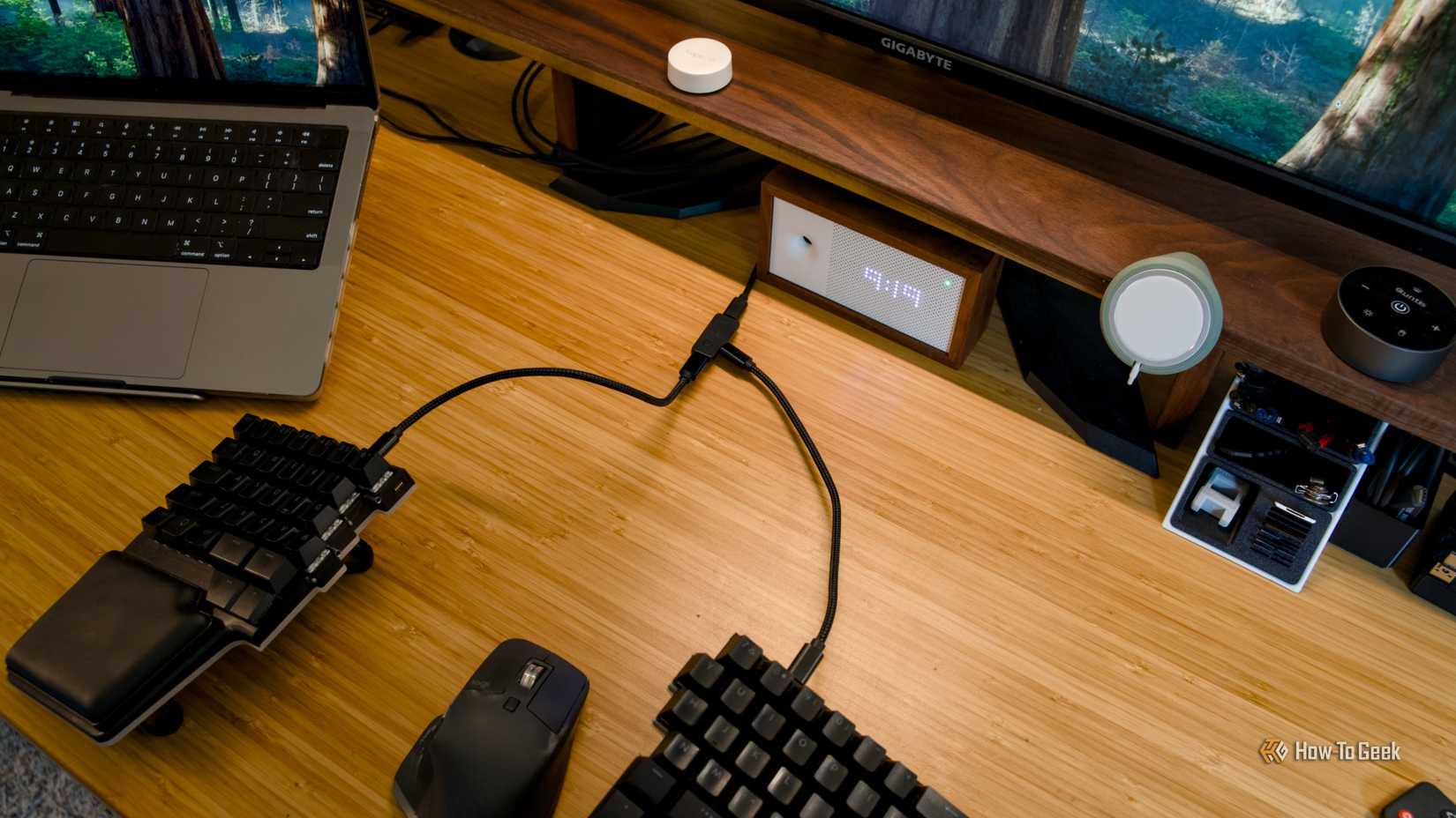 A barra de luz de monitor ScreenLinear Pro Screenlinear Pro Shining em uma mesa.