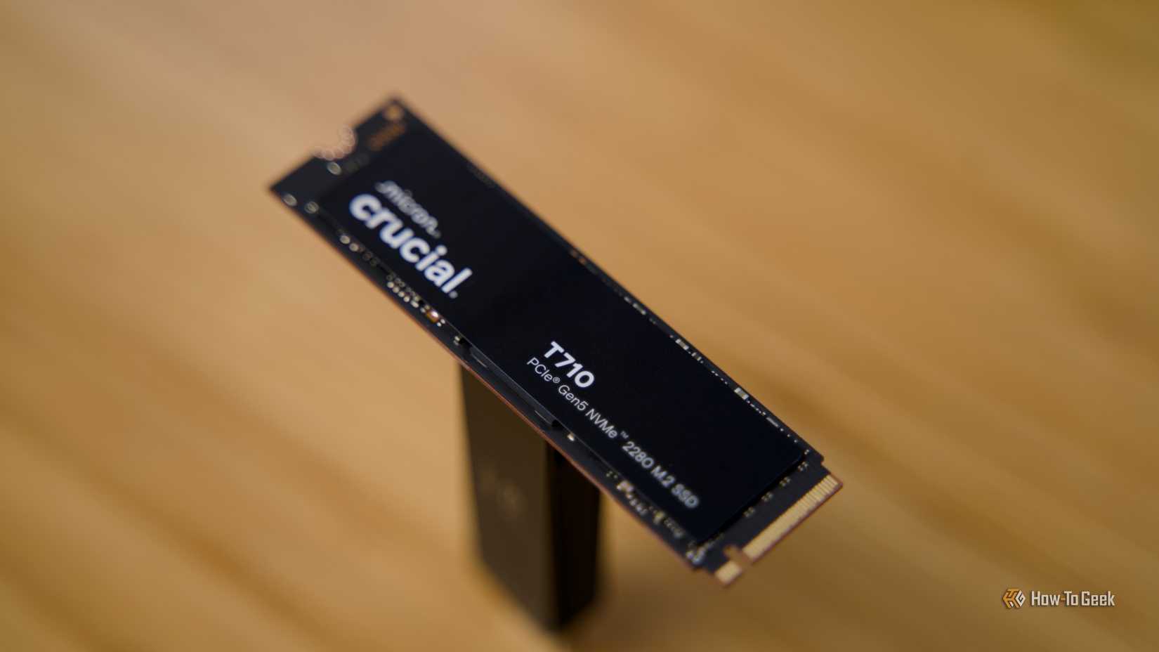 O Crucial T710 NVME SSD levantou uma mesa de bambu.