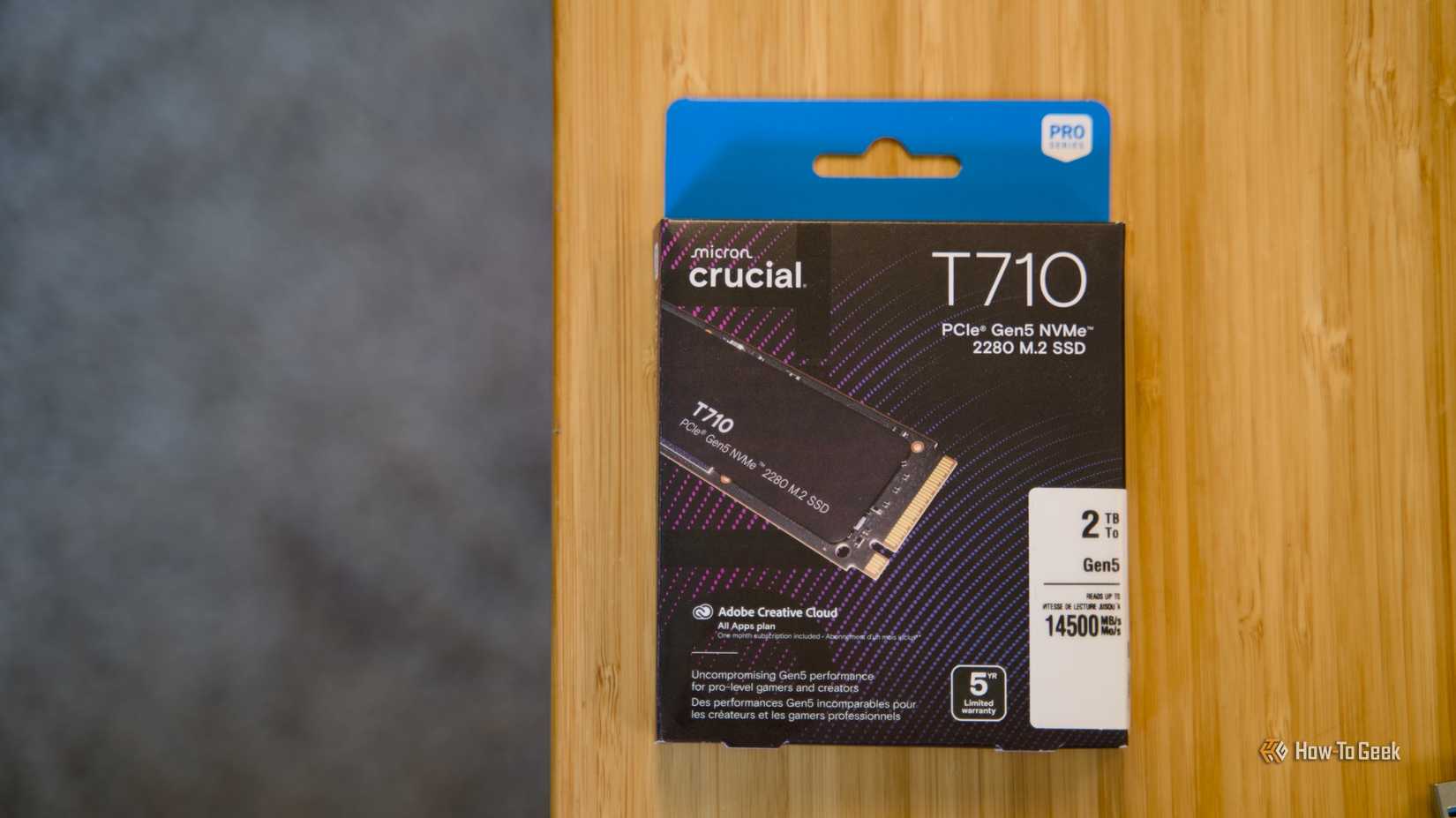 A caixa do SSD Crucial T710 PCIe Gen5 NVMe sobre uma mesa de bambu.