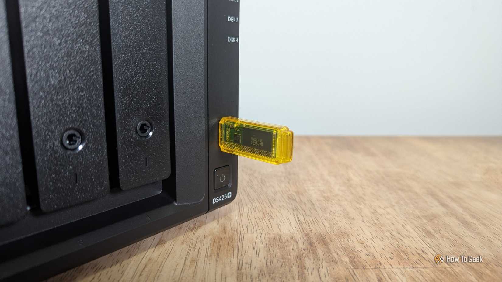 A unidade flash foi conectada à porta frontal USB-A em uma sinologia DS425+ NAS.-2