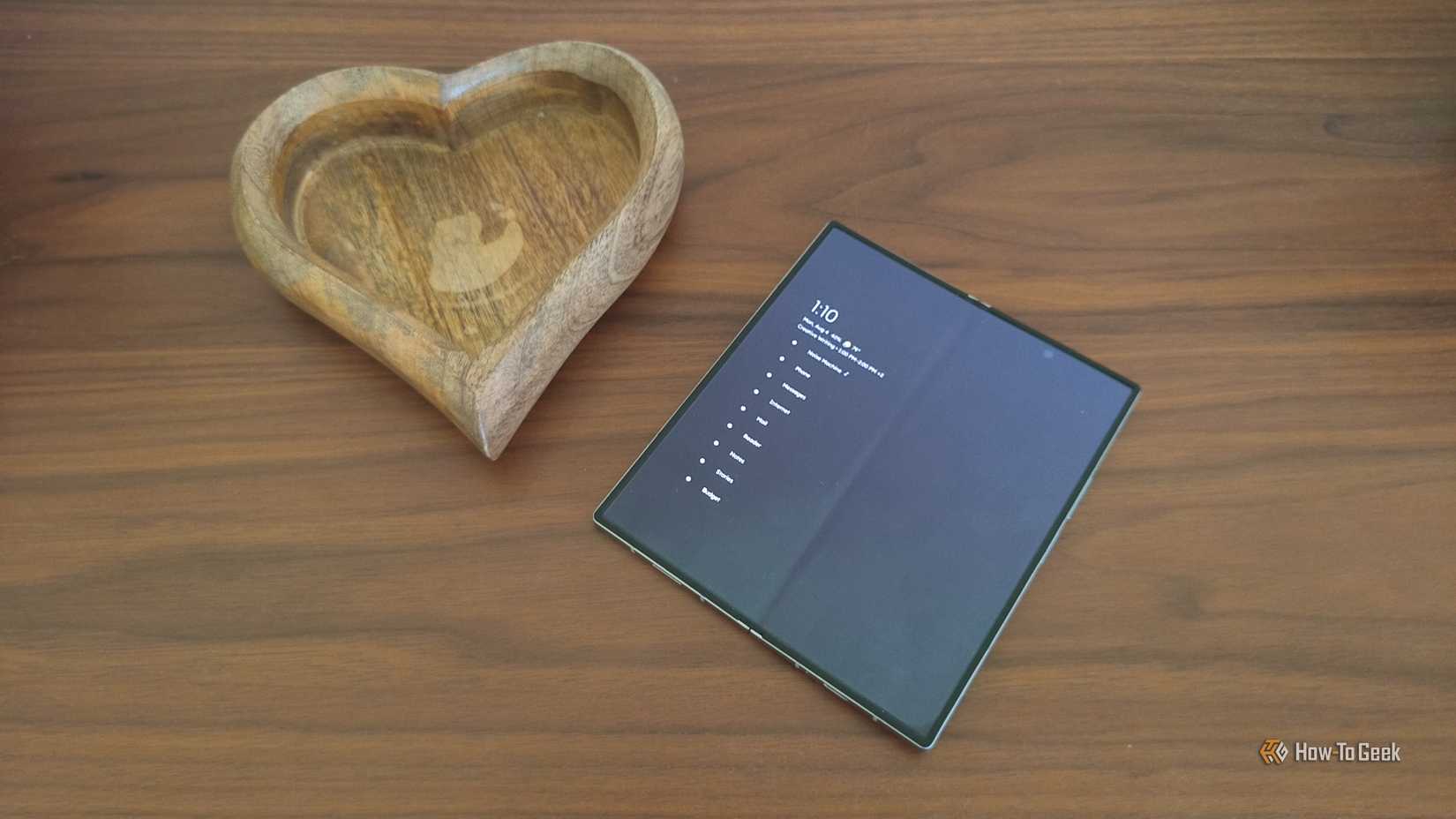 Niagara Launcher on a Galaxy Z Fold 6 with a minimalist theme.