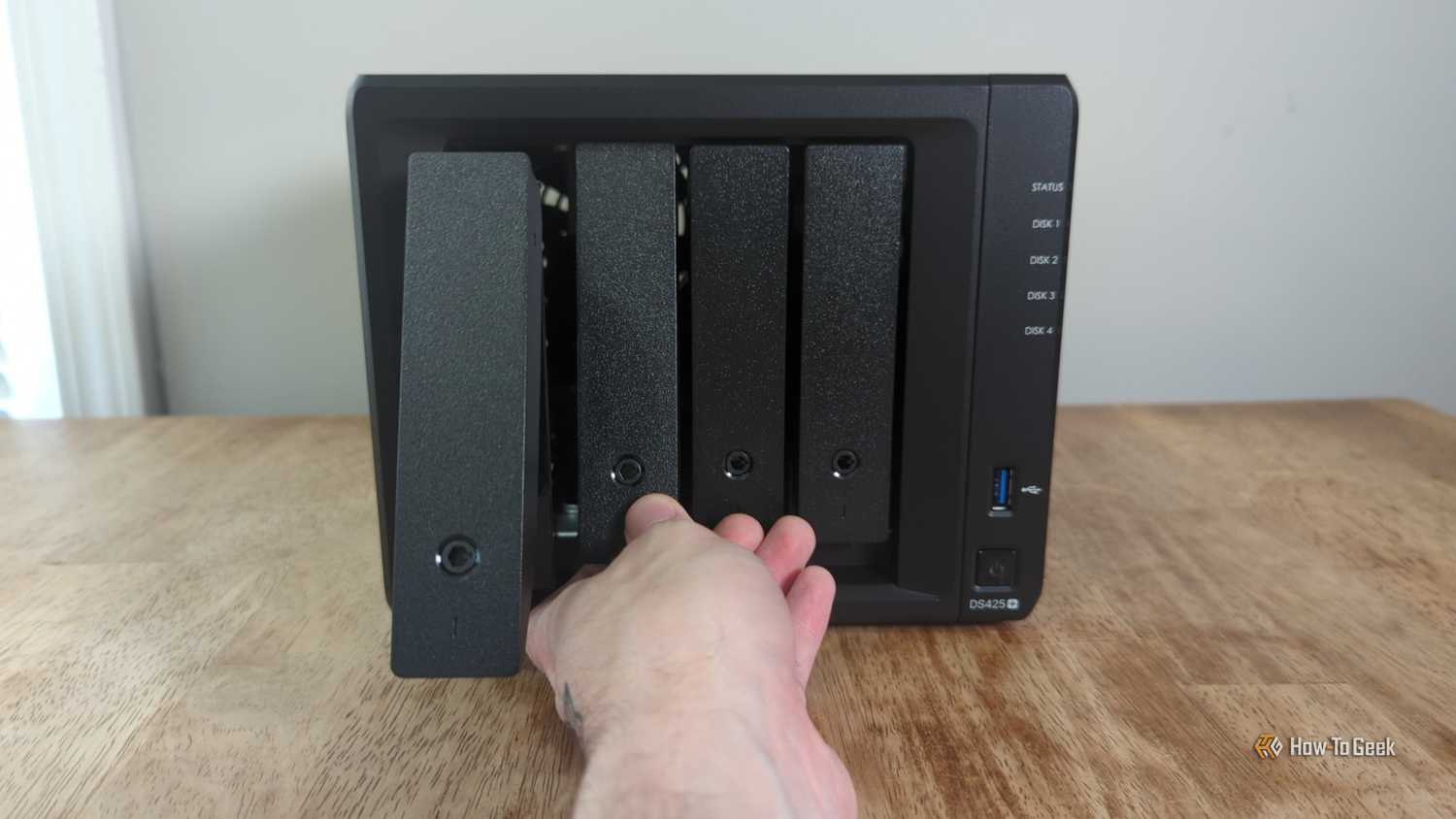 Обслуживание дискового массива NAS Извлечение корзины с жестким диском из NAS Synology
