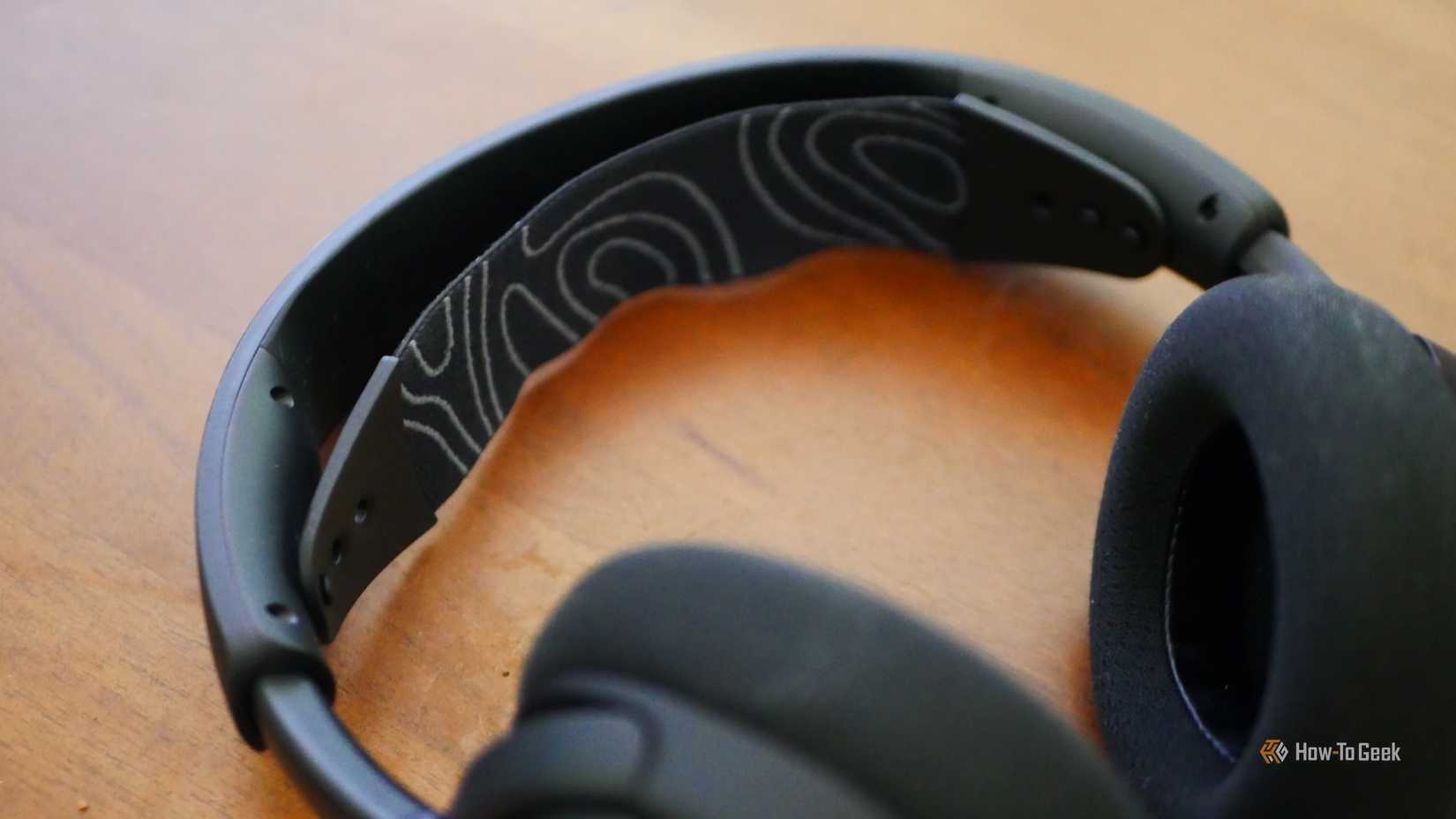 The stretchy headband on the SteelSeries Arctis Nova 3X Bluetooth headphones