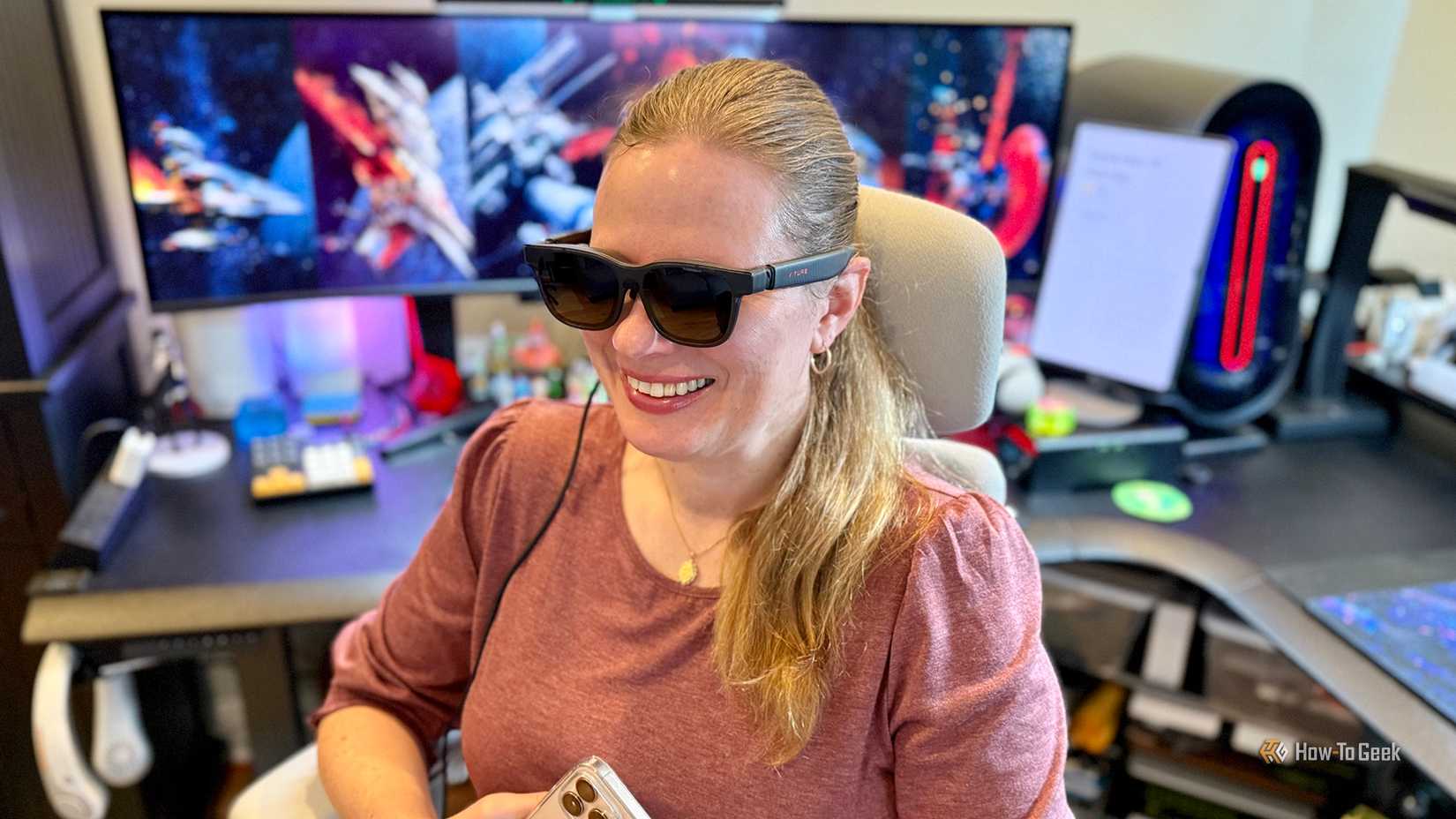 Mulher sorridente usando óculos VITURE Luma Pro XR.