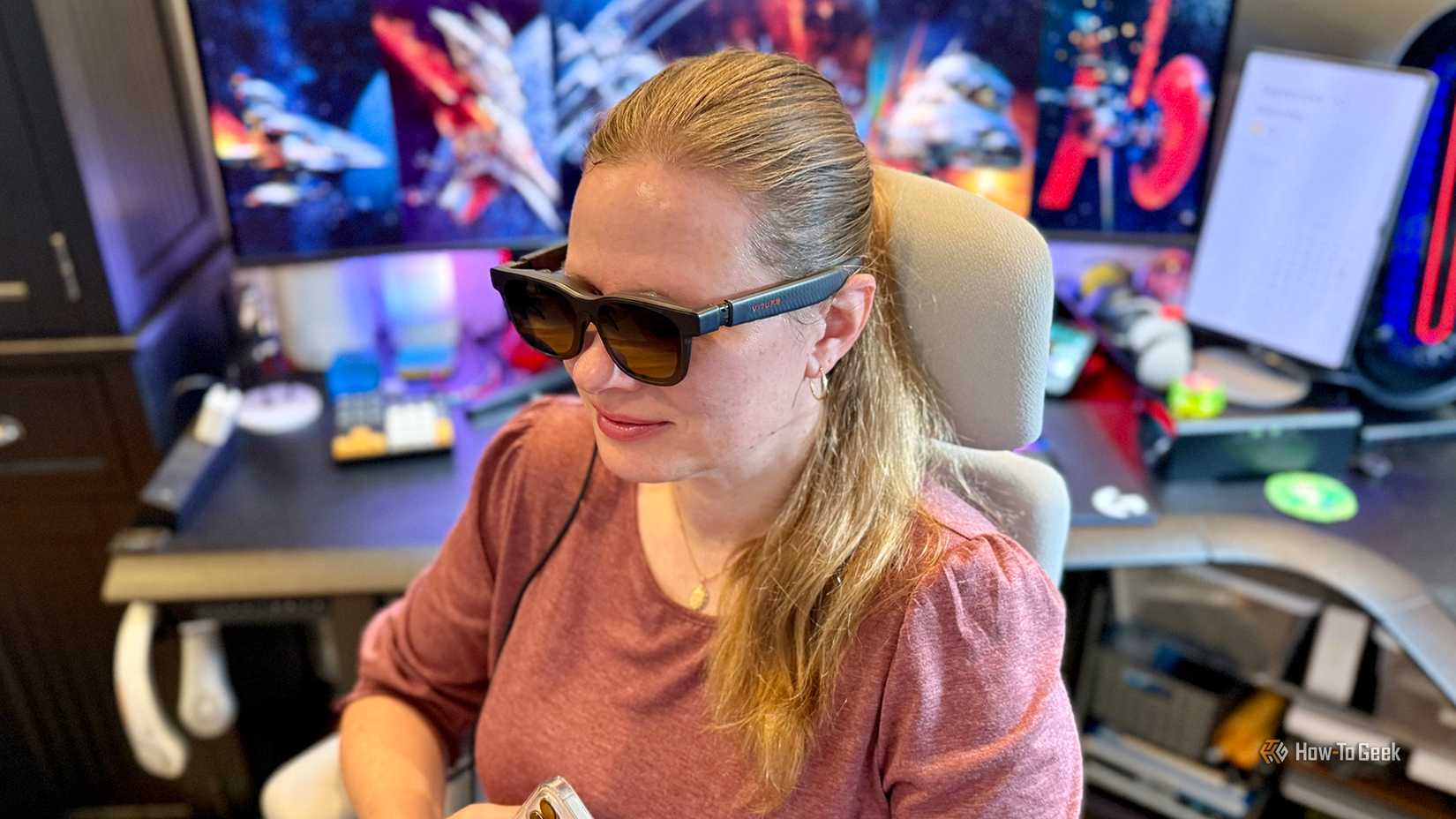 Mulher usando óculos VITURE Luma Pro XR.