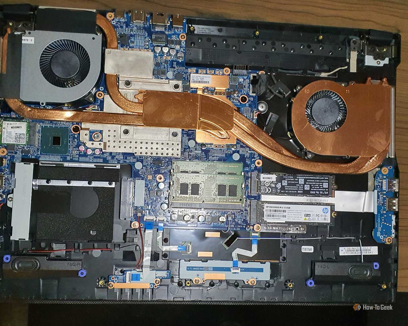 Um laptop aberto com todos os slots de SSD preenchidos.