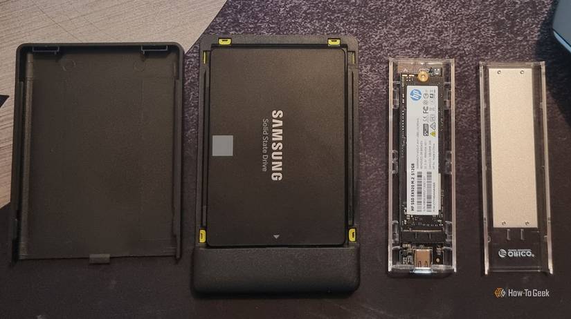 Um SSD SATA e NVME cada um em seu próprio gabinete USB.