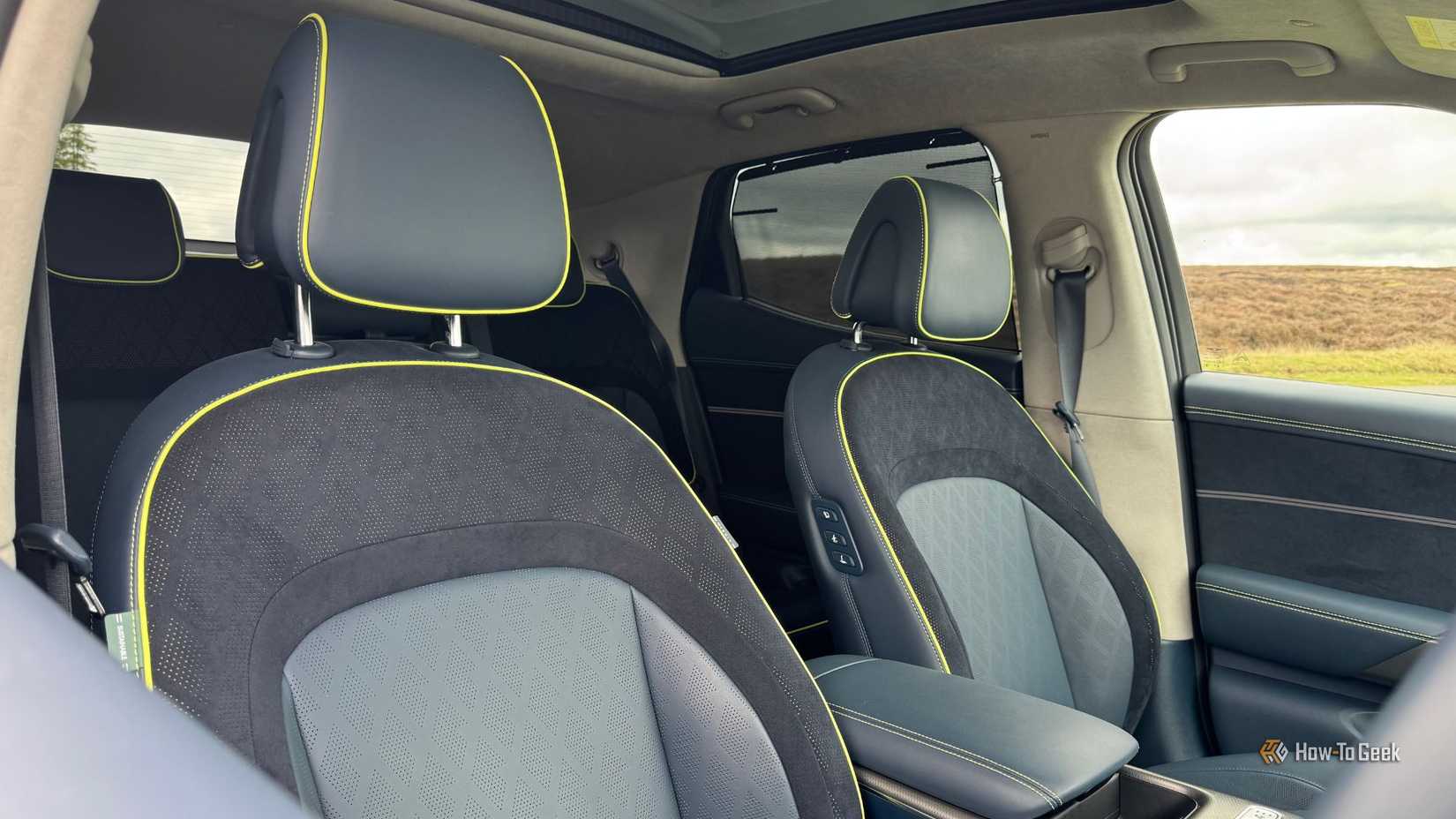 Disparo dentro de la cabina de un Genesis Gv60 2025 que muestra el cuero azul con asientos delanteros de lima verde.