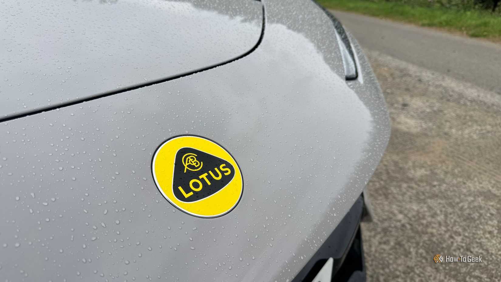 Tiro em close-up do ensacamento 'Lotus' na frente de um cinza 2025 Lotus Eletre 600 Sport SE.