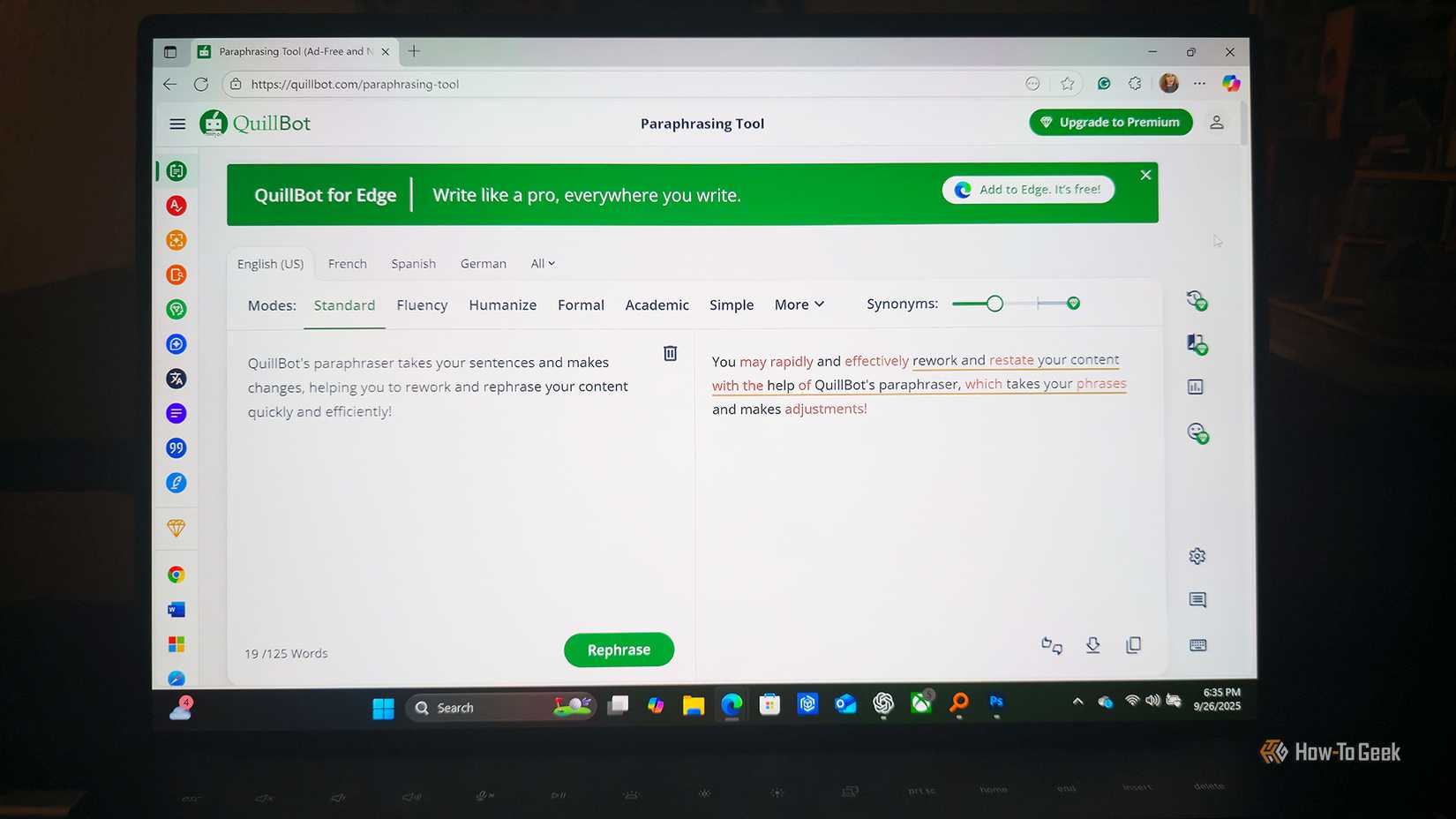 Um PC usando a ferramenta de parafraser do Quillbot AI no navegador.