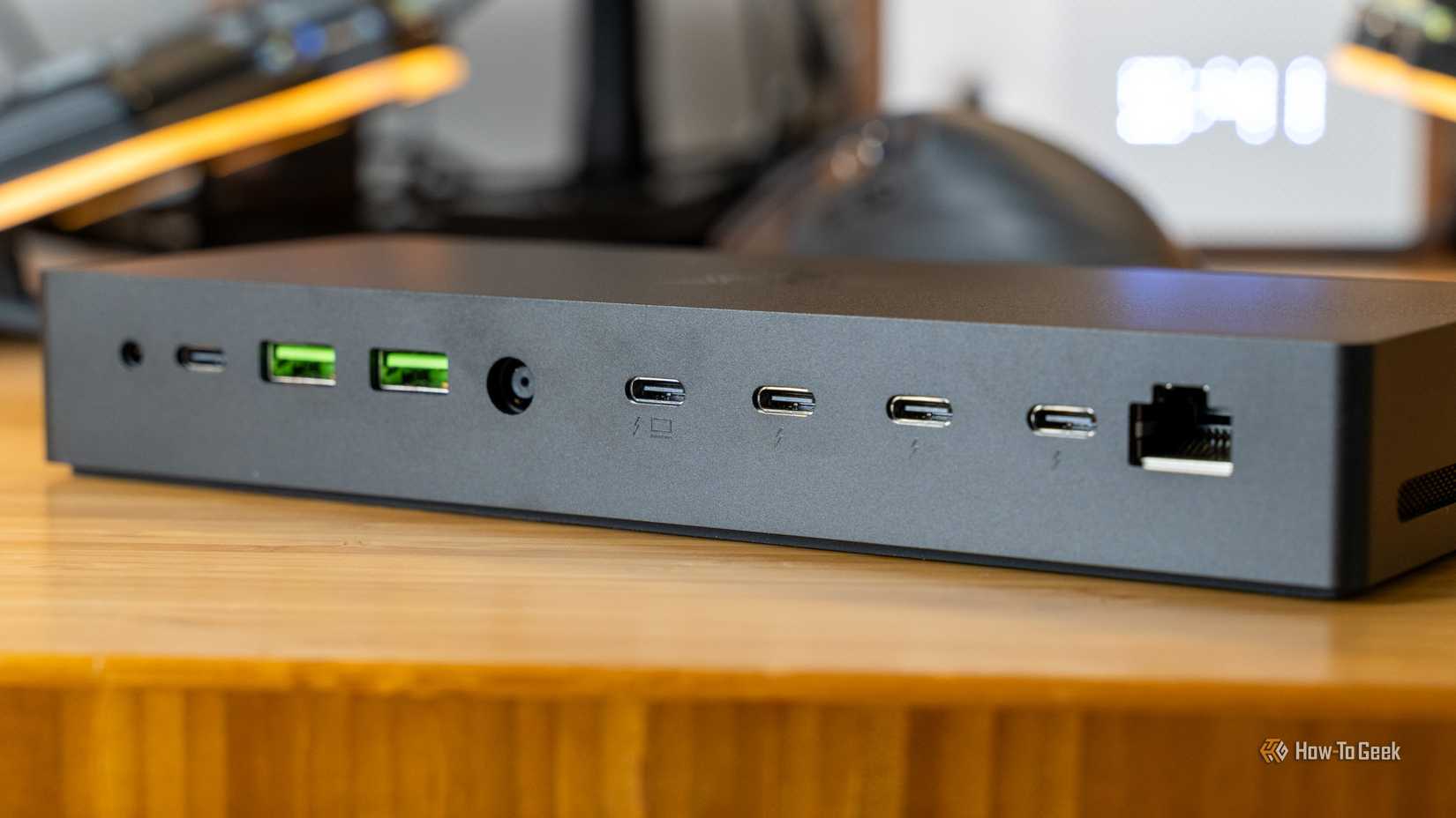 A seleção da porta dock Razer Thunderbolt 5 na parte traseira, mostrando Ethernet, Thunderbolt, USB-A e muito mais.