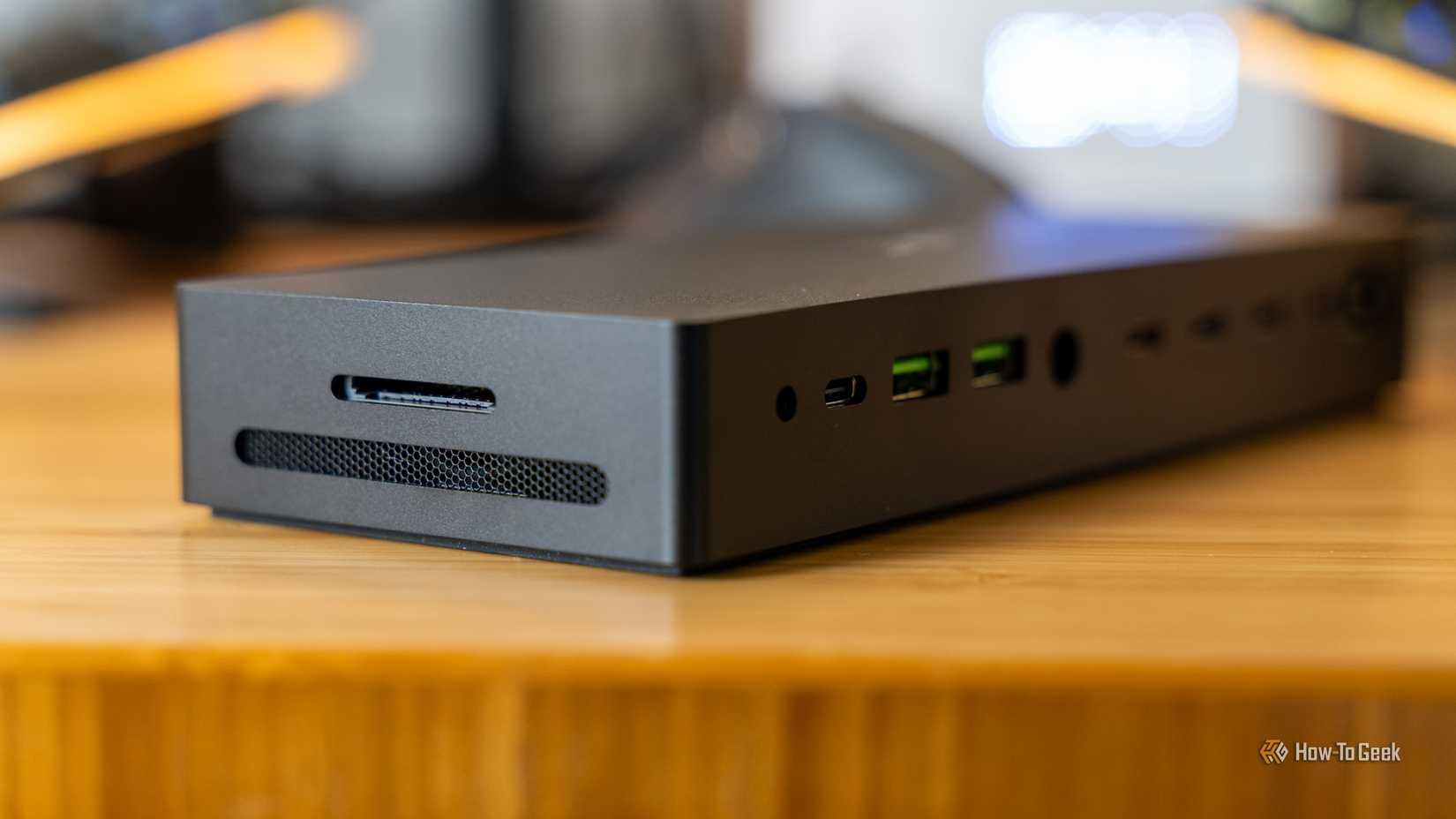 The Razer Thunderbolt 5 dock with the UHS-II SD card slot visible. 