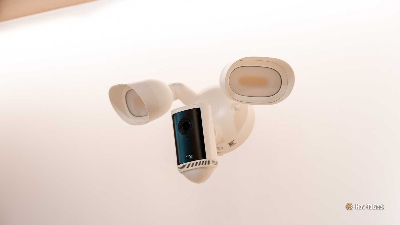 Amazon Floodlight Cam Pro conectado a uma parede.