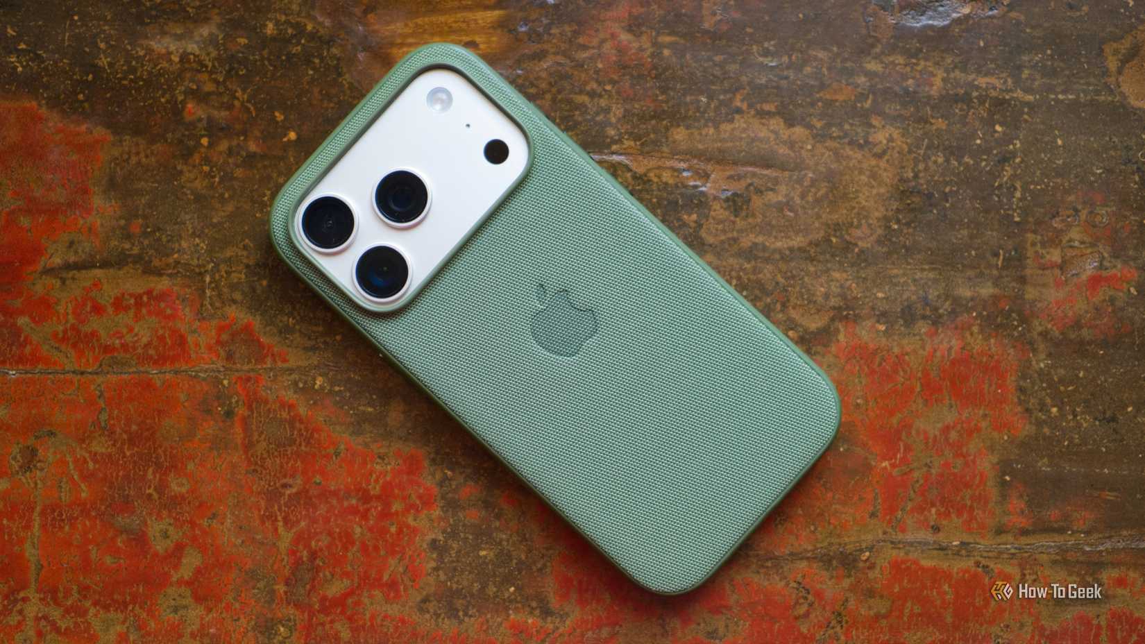 Apple iPhone 17 Pro TechWoven case с MagSafe лежит на столе.