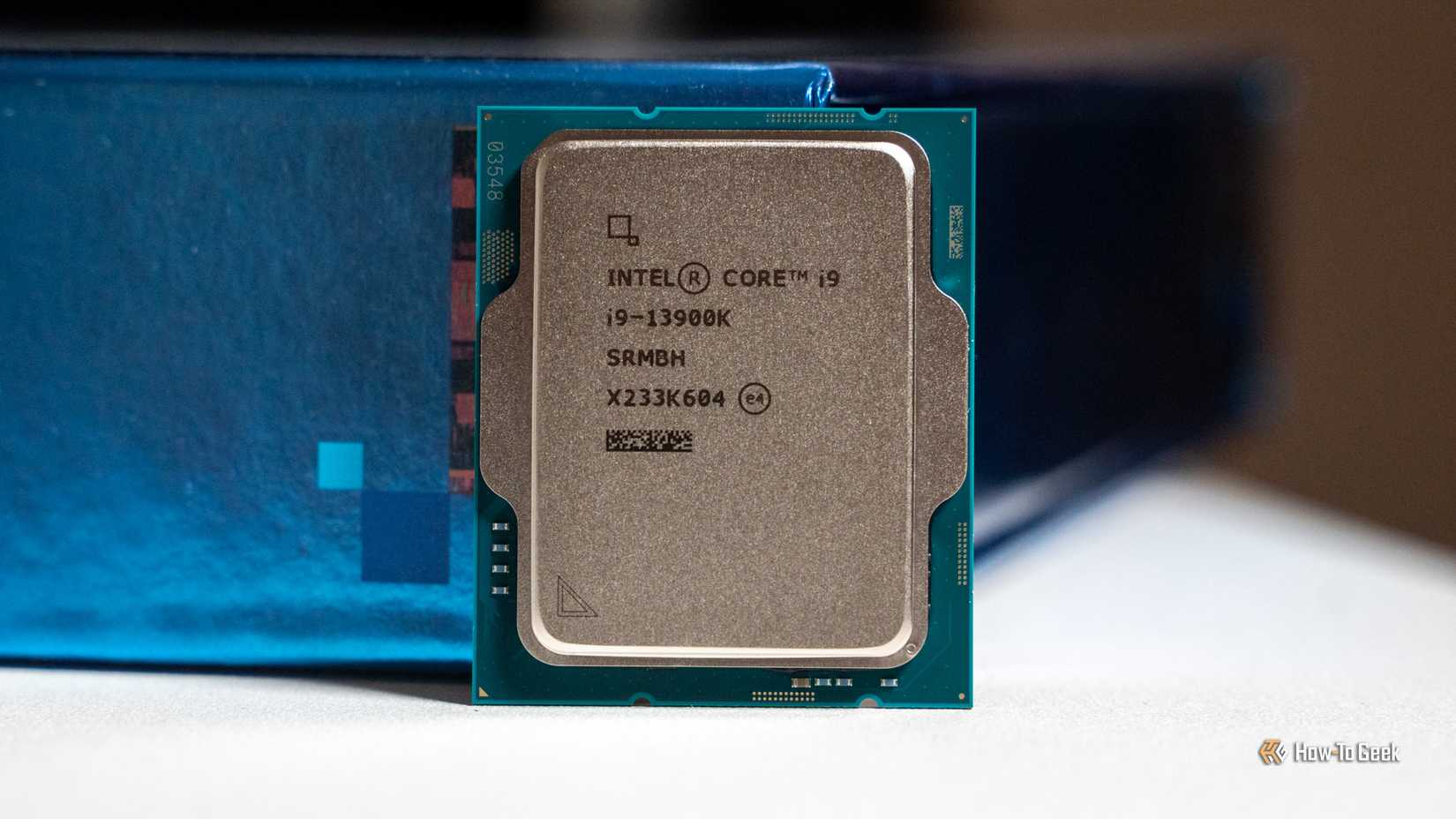 Uma foto frontal do processador Intel i9-13900K montado contra a caixa Intel.