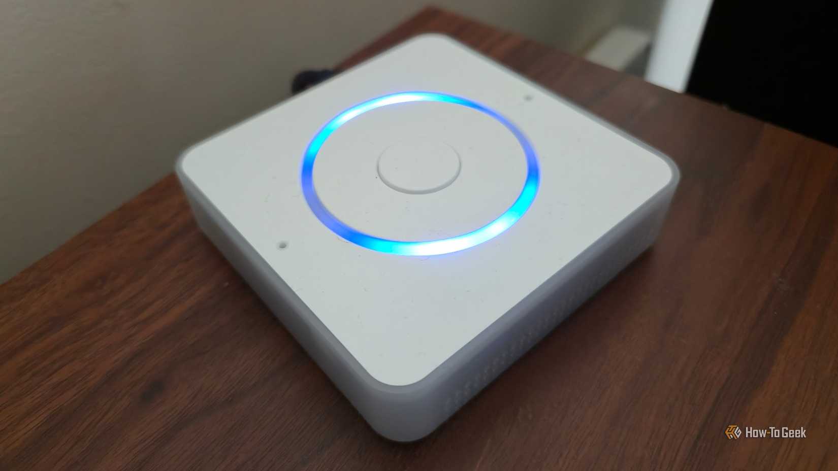 Home Assistant Voice Preview Edition đặt trên kệ, đèn đã bật