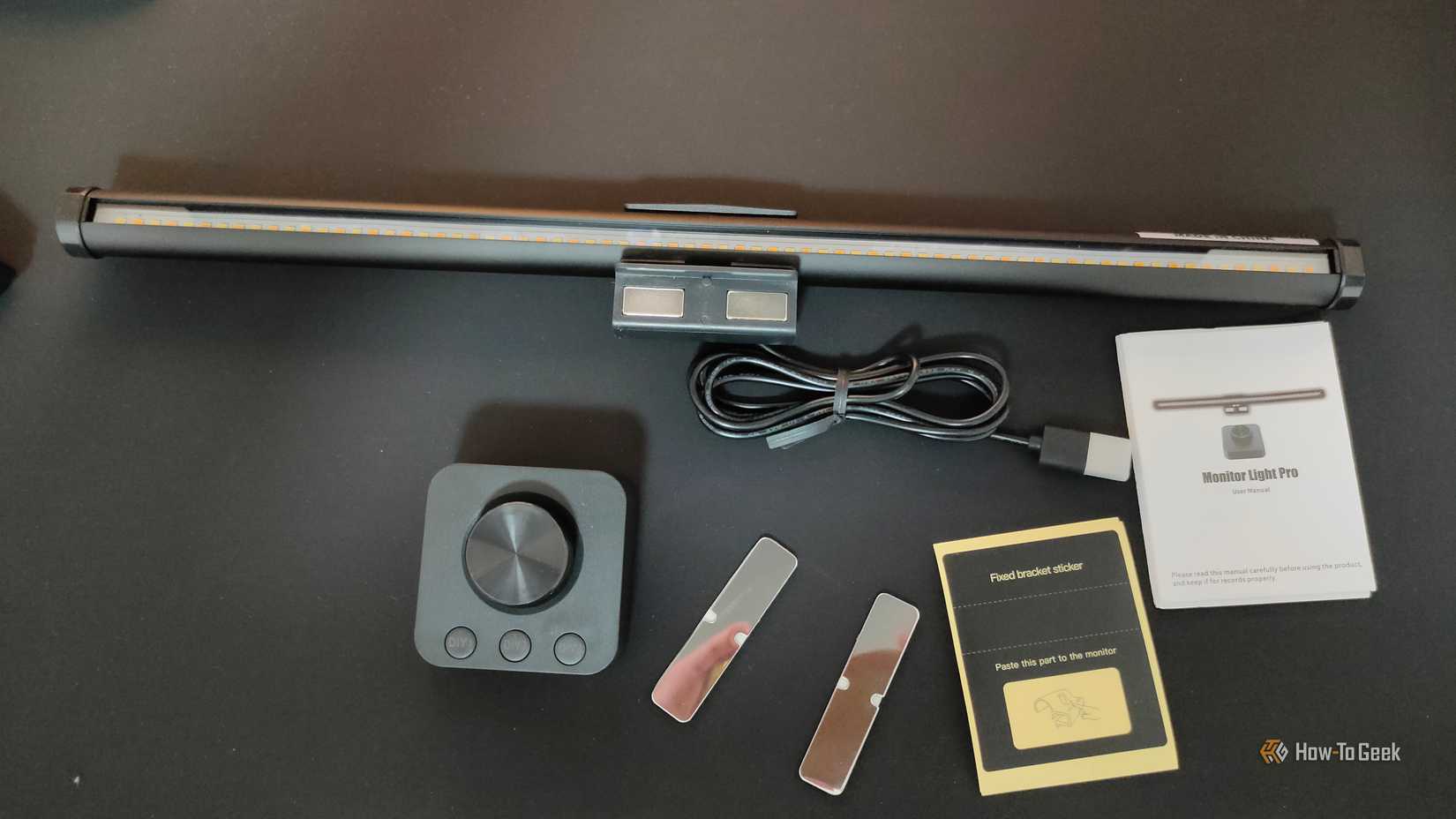 Uma luz de monitor barata e seus acessórios.