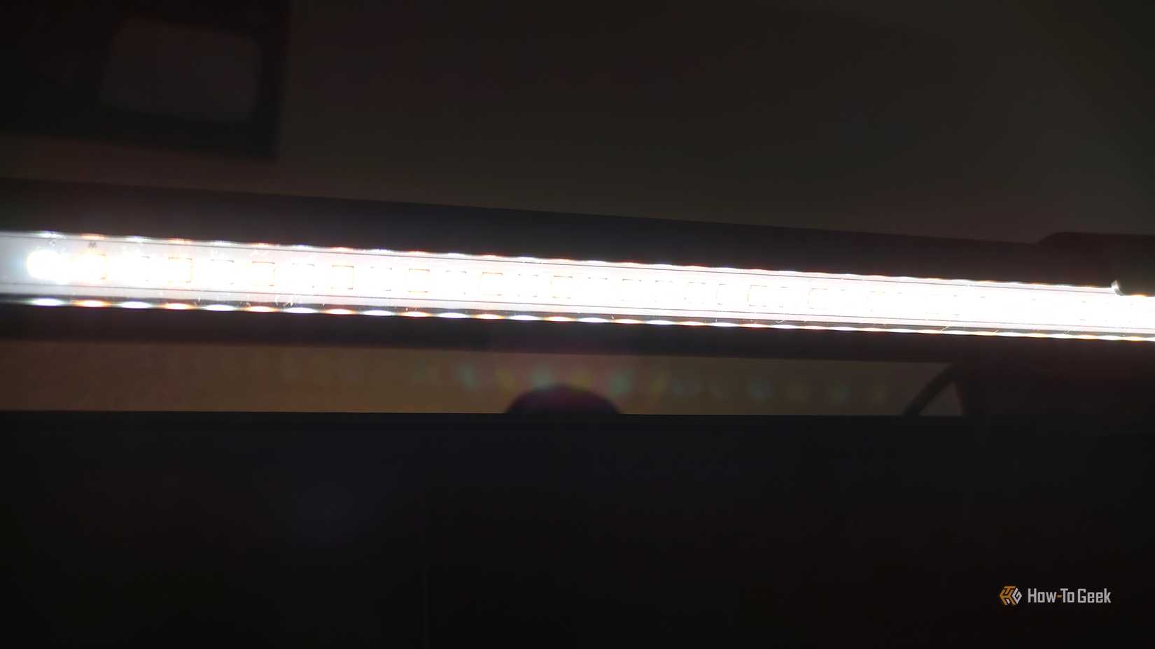 Uma luz de monitor barato.