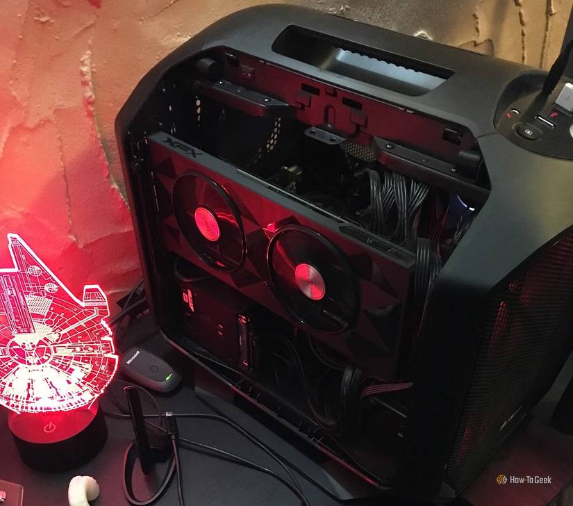 Um mini PC ITX com o lado aberto e unidades de 2,5 polegadas visíveis em uma baía lateral.