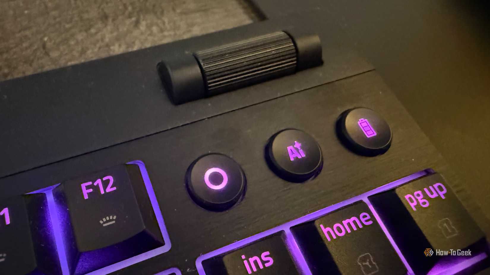 O mostrador de volume, o botão de mídia, o botão AI e o botão da bateria no Razer Blackwidow V4 Hyperspeed sem tenkey de baixo perfil.