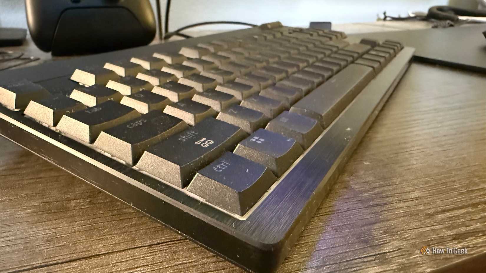 O Razer Blackwidow V4 de baixo perfil Tenkeyless Hyperspeed do lado com a iluminação RGB.