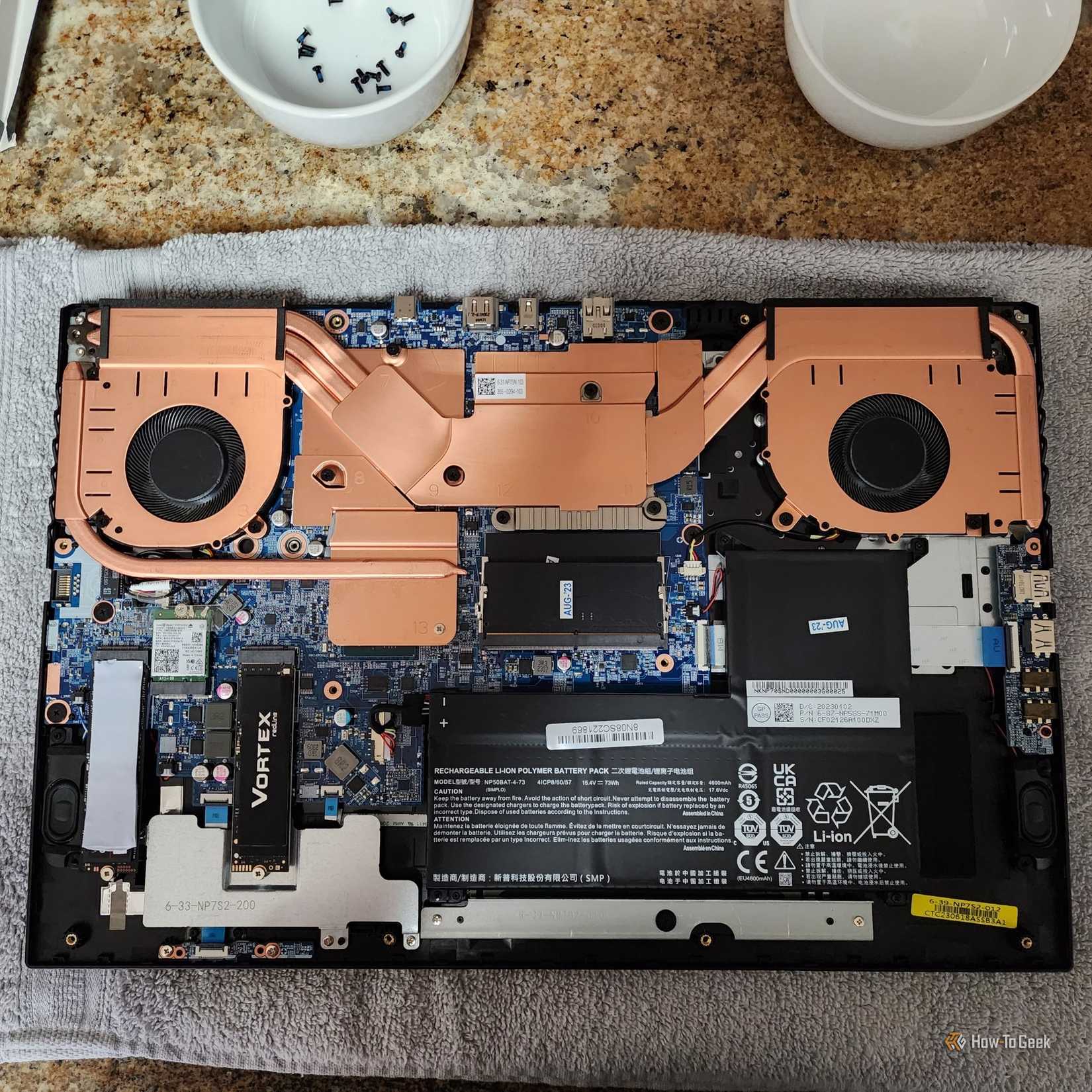 Laptop com os dois slots de SSD preenchidos.