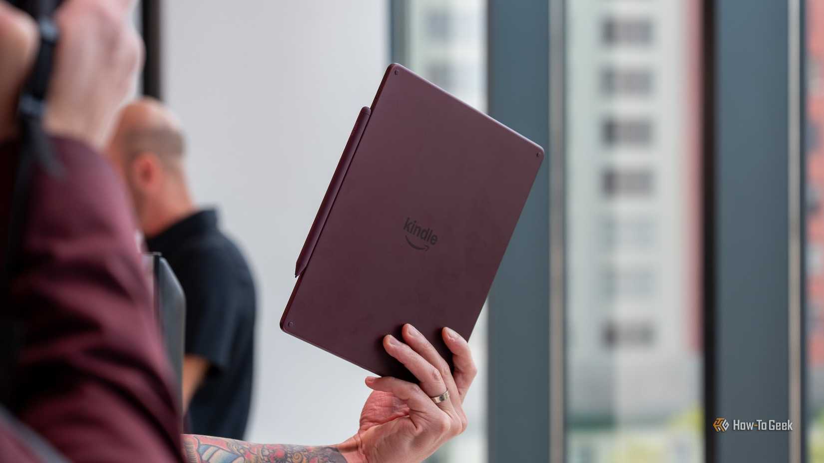 Pessoa segurando t O Amazon Kindle Scribe Coloroft mostrando a parte de trás do dispositivo.