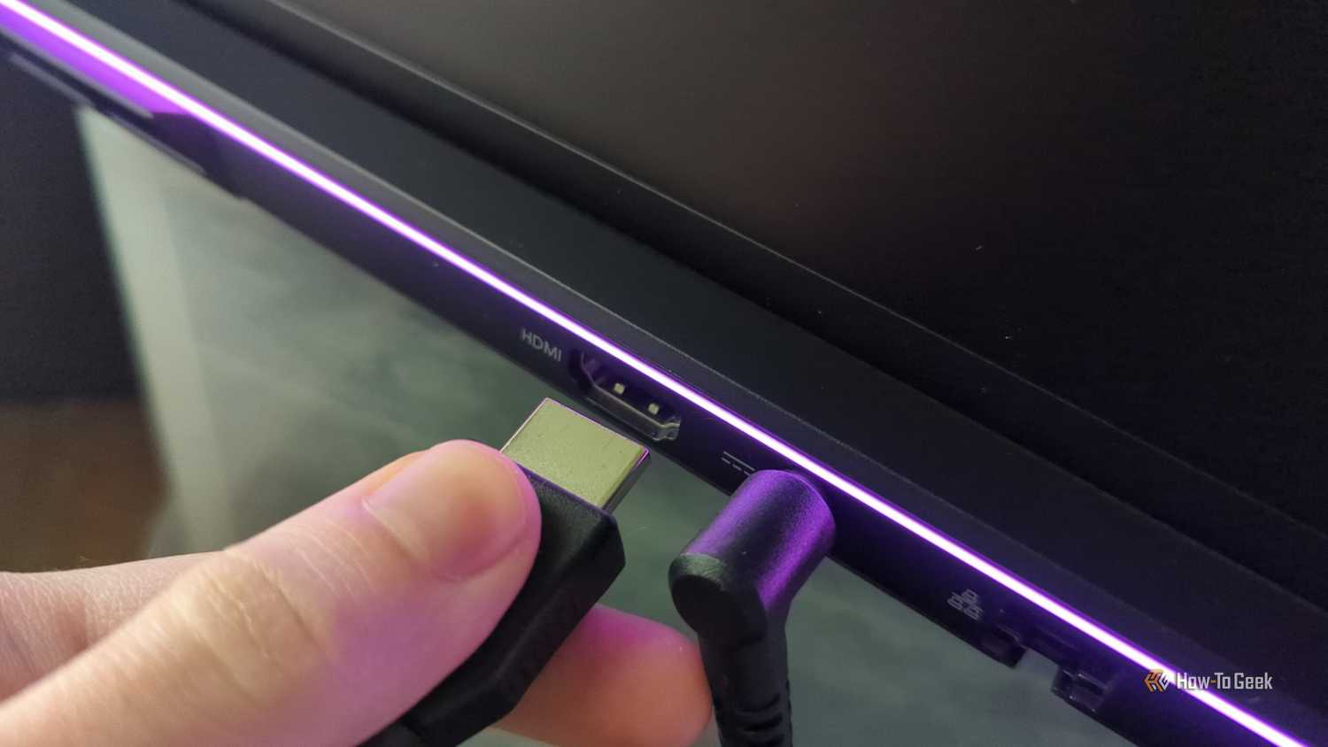 Почему стоит заменить штатный кабель HDMI из комплекта монитора Человек подключает кабель HDMI к ноутбуку