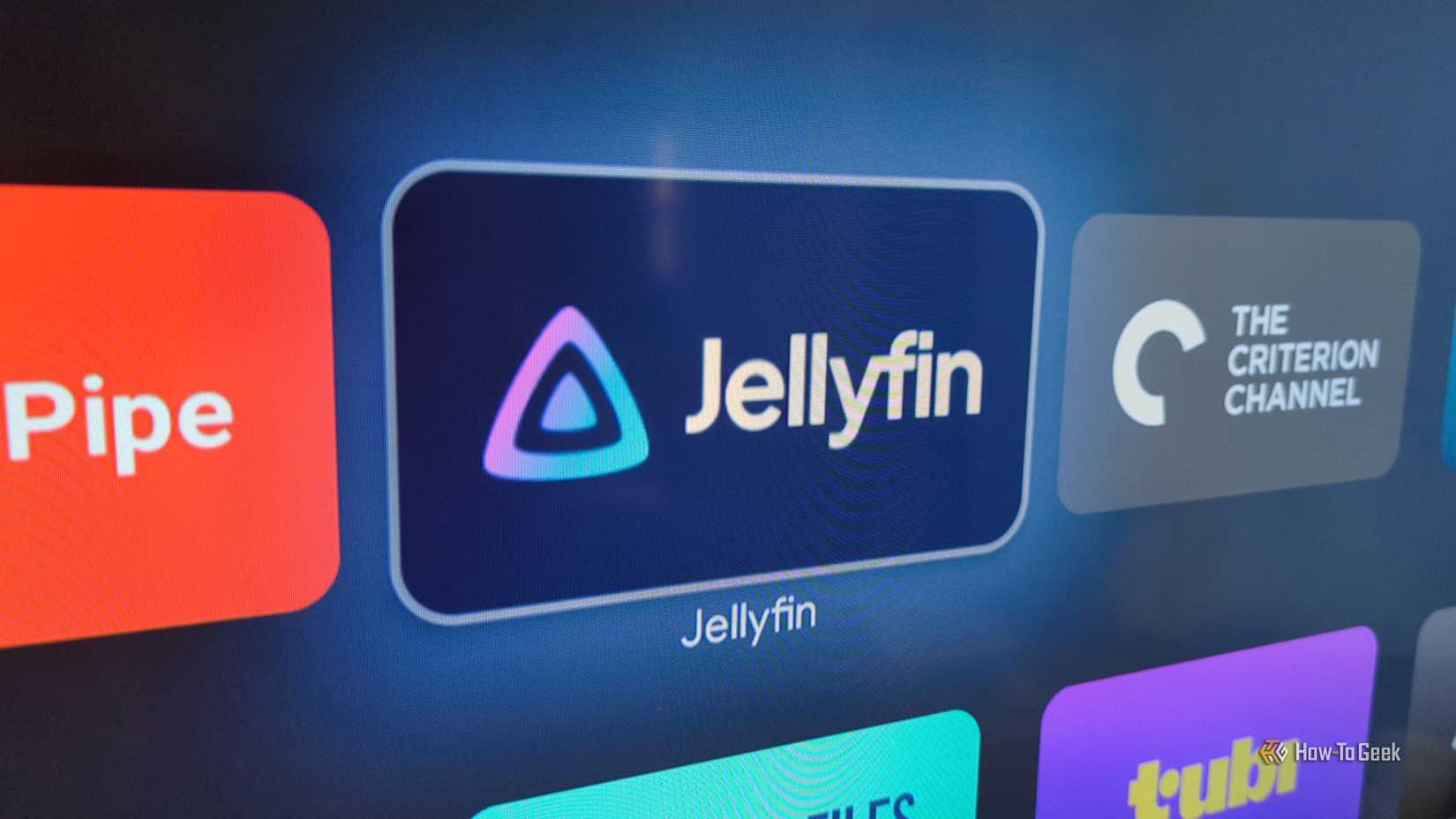 O ícone do aplicativo Jellyfin cercado por outros aplicativos de streaming em uma interface do Google TV.