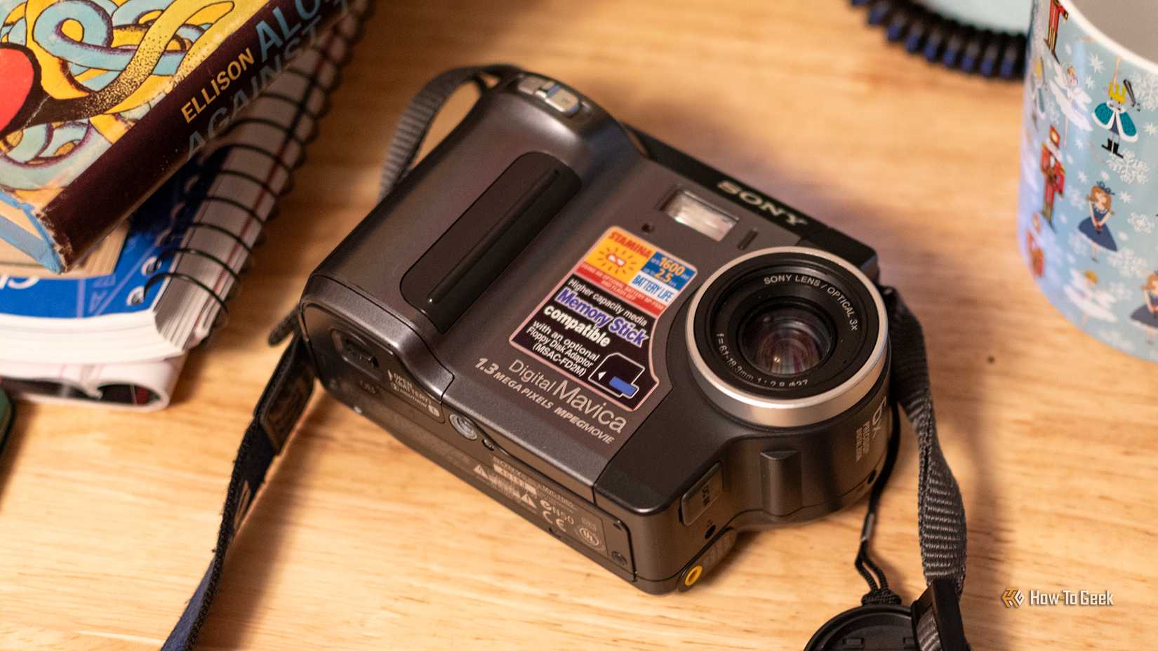 A câmera da Sony Mavica sentou -se com a cara de uma mesa.