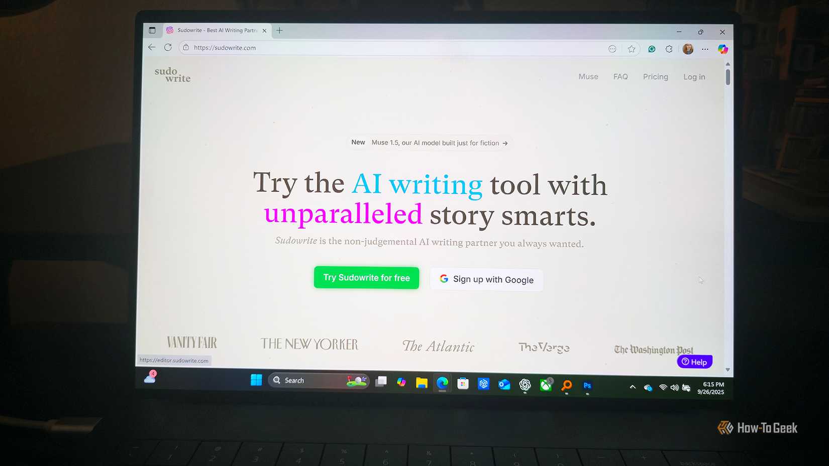 O site da ferramenta de escrita da Sudowrite AI em uma tela de laptop.