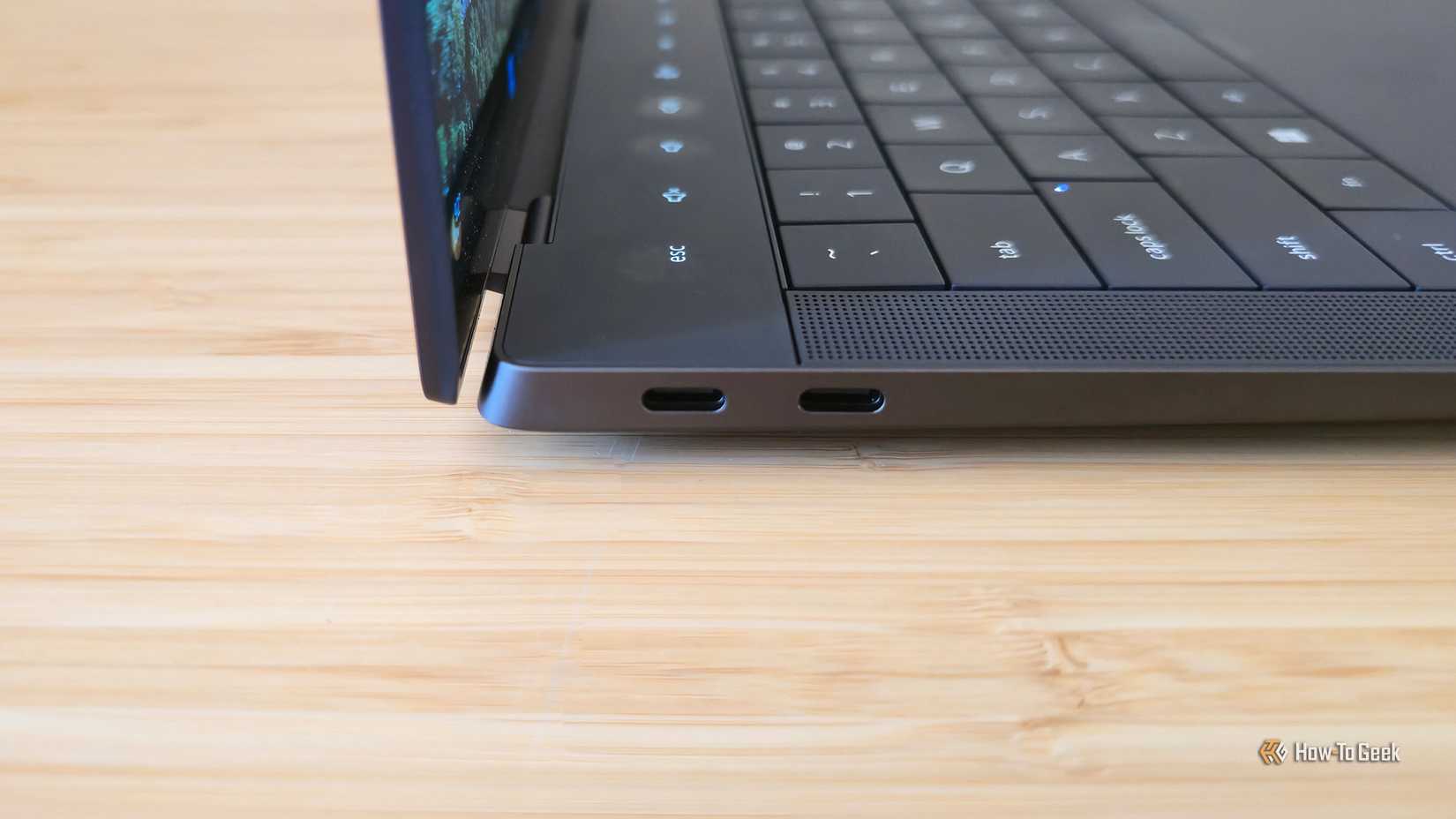 Dell 14 Premium (DA14250) ラップトップには、左側に USB-C ポートがあります。