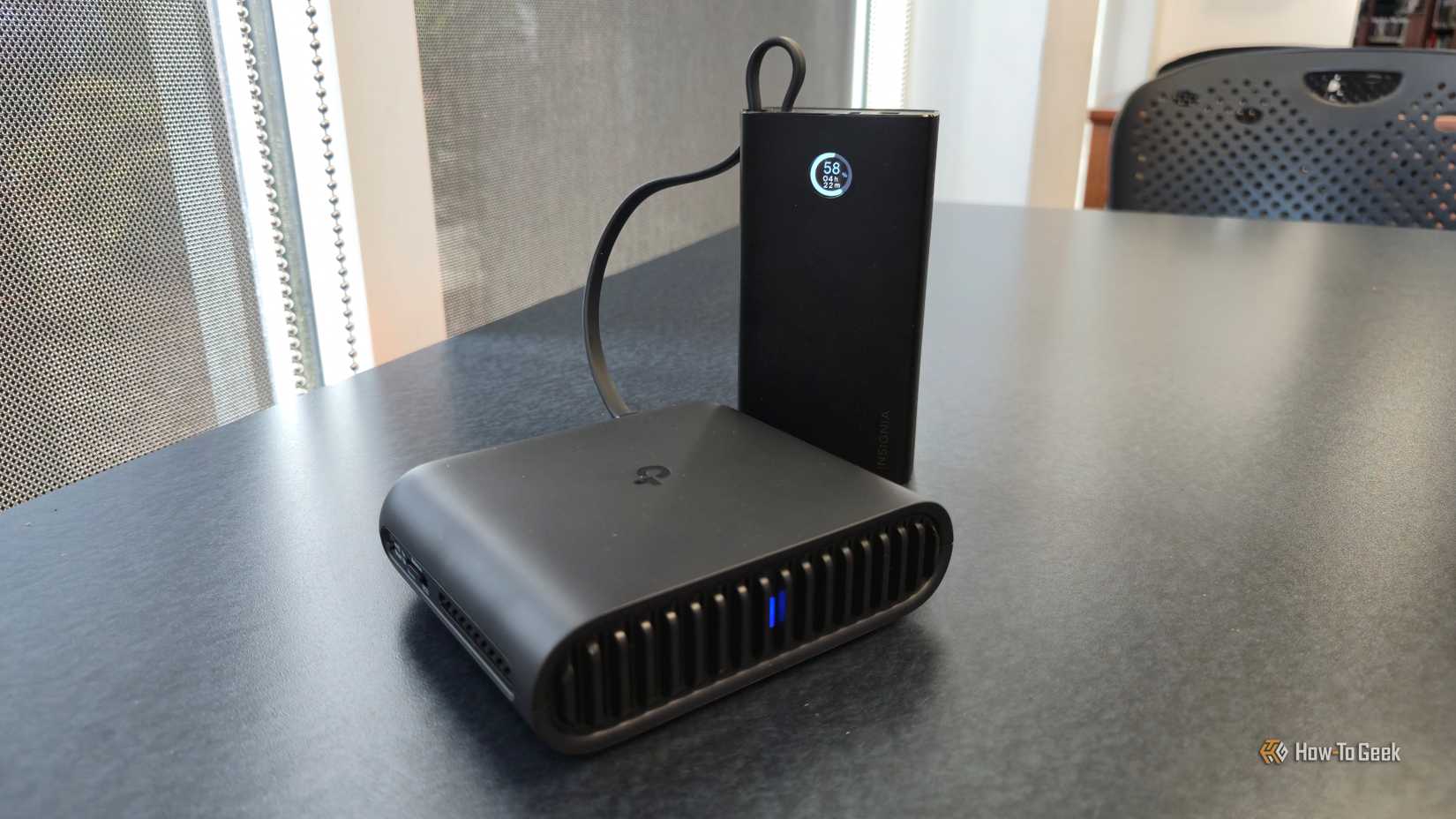 Roteador de viagem TP-Link AX3000 carregando a partir de um banco de baterias portátil.