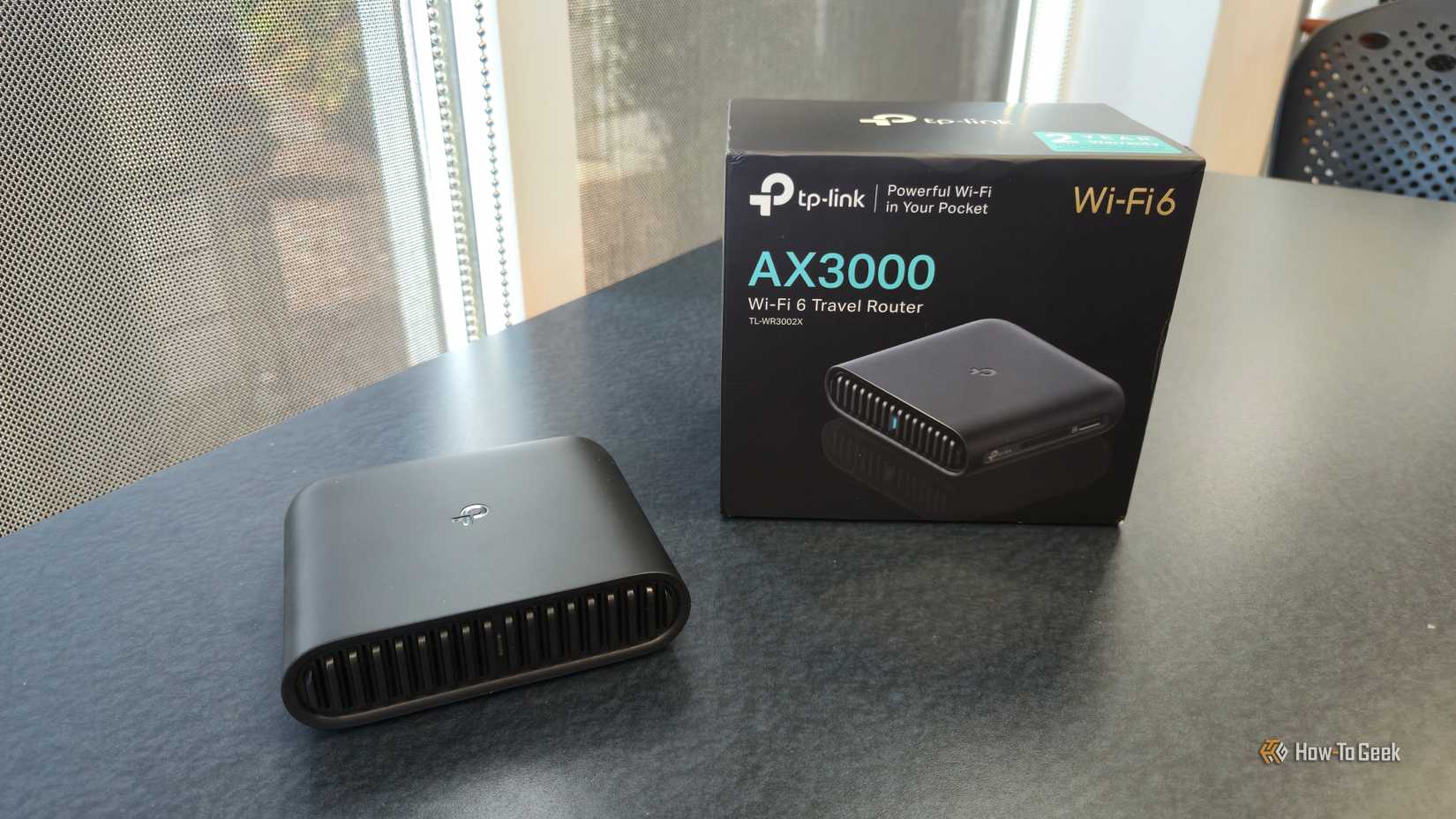 Roteador de viagem TP-Link AX3000 com caixa.