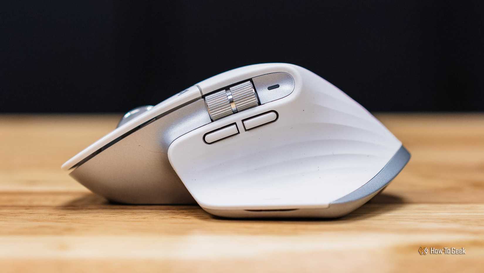 Os botões e roda no mouse MX Master 3s da Logitech em uma bancada.