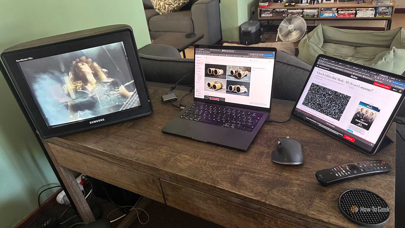 Um Macbook, monitor CRT e iPad conectados entre si.