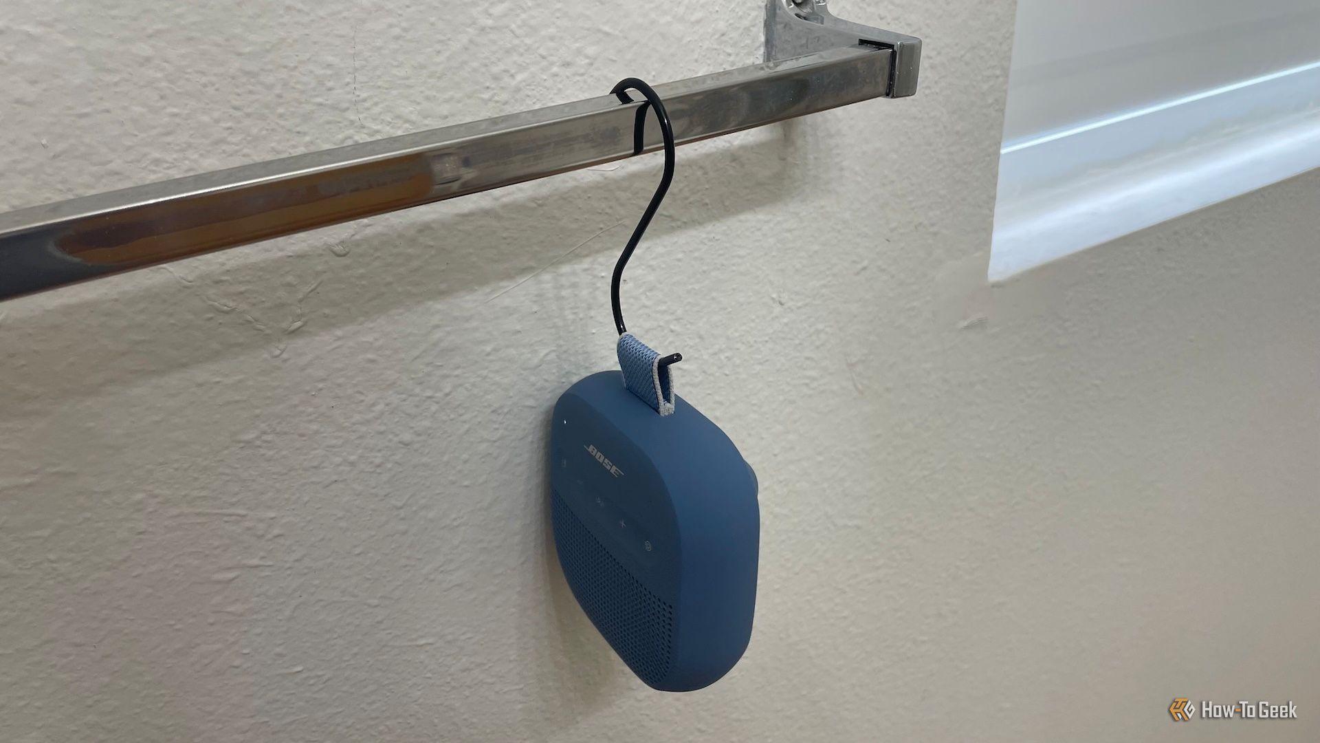 Mali Bluetooth zvučnik sa najlonskom vezicom.
