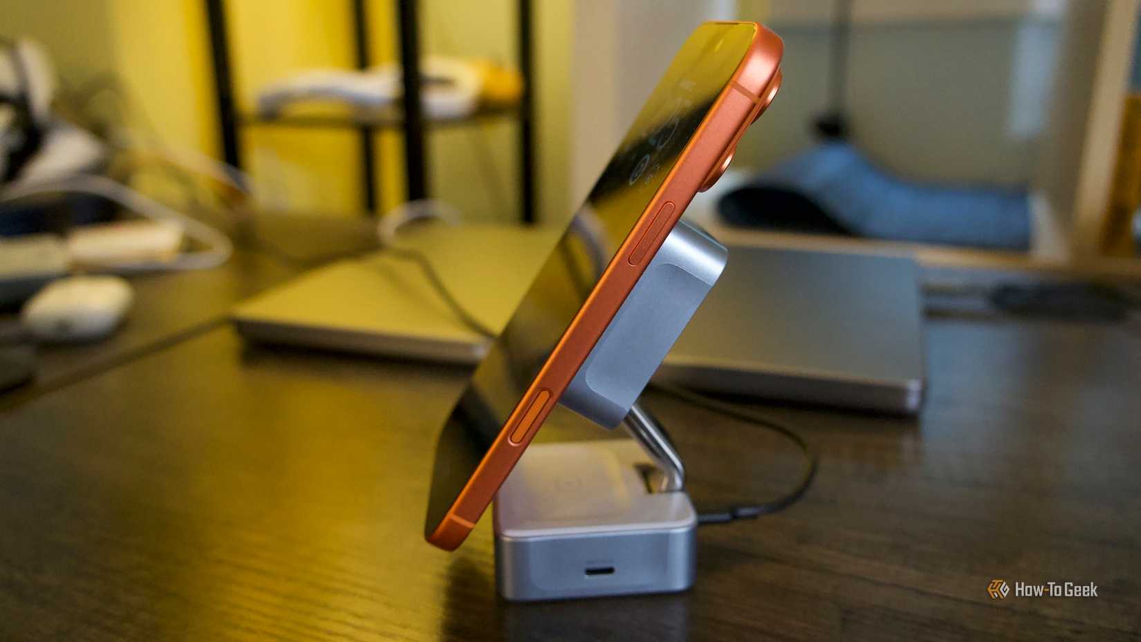 アングリーン マグフロー 2-in-1-1-1-1 マグネット サイド ケース (オレンジ色の iPhone 付き)