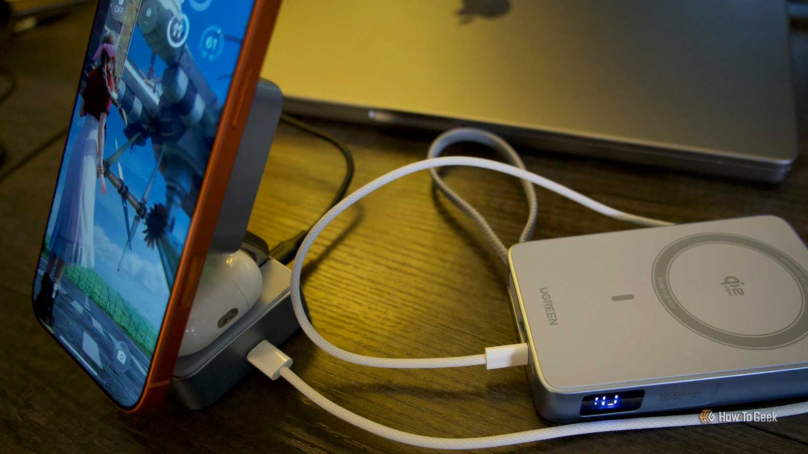 Airgreen Magnflow 2-in-1 ワイヤレス磁気充電ケース。iPhone Nphone 17 Pro Max と AirPods 3 がドッキングされ、USB-C 経由で接続されたパワーバンクが付属します。