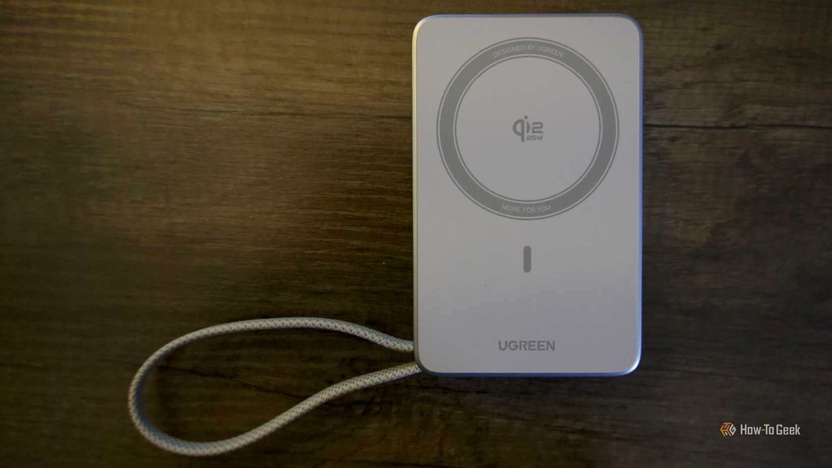 Ugreen MagSafe 10000 mAh, 25 W power supply on the table.