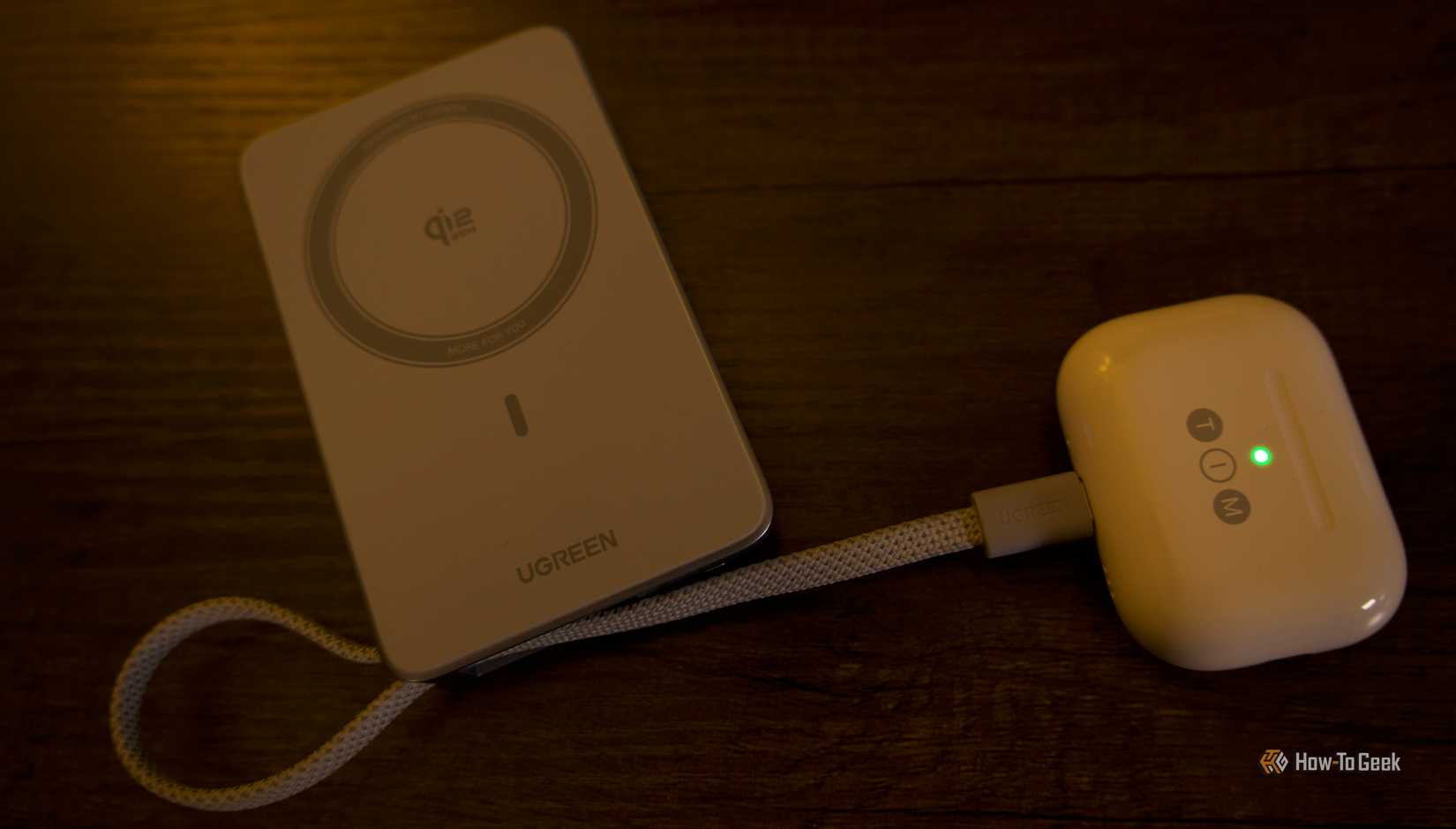 AirPods Pro 3 is connected to a Ugreen MagFlow power supply with a capacity of 10,000 mAh and 25 W power.