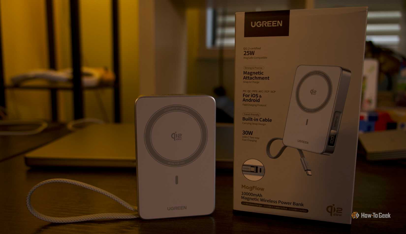Power Bank Ugreen MagFlow 10000 mAh, 25 W and its box.