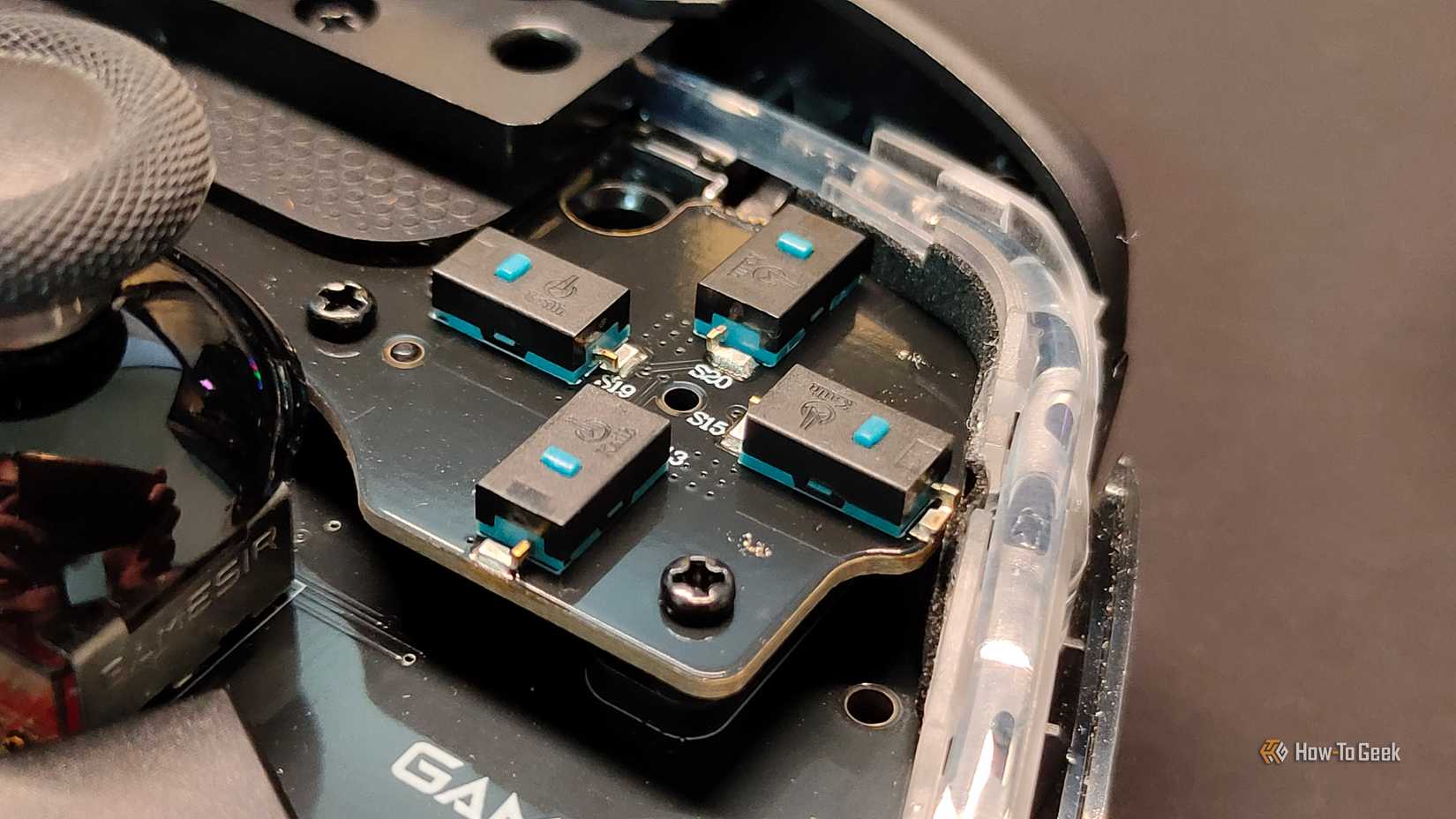 Mechanical microswitches on the GameSir Cyclone 2.