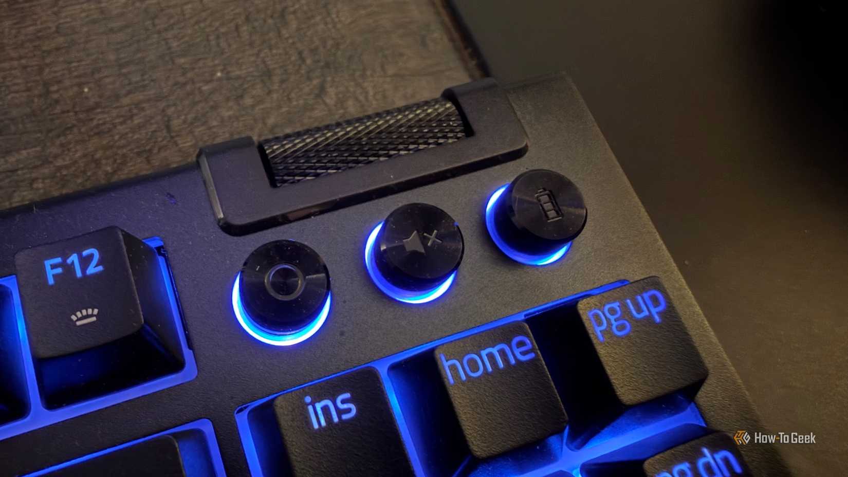 The volume dial and media buttons on the Razer BlackWidow V4 Tenkeyless HyperSpeed.
